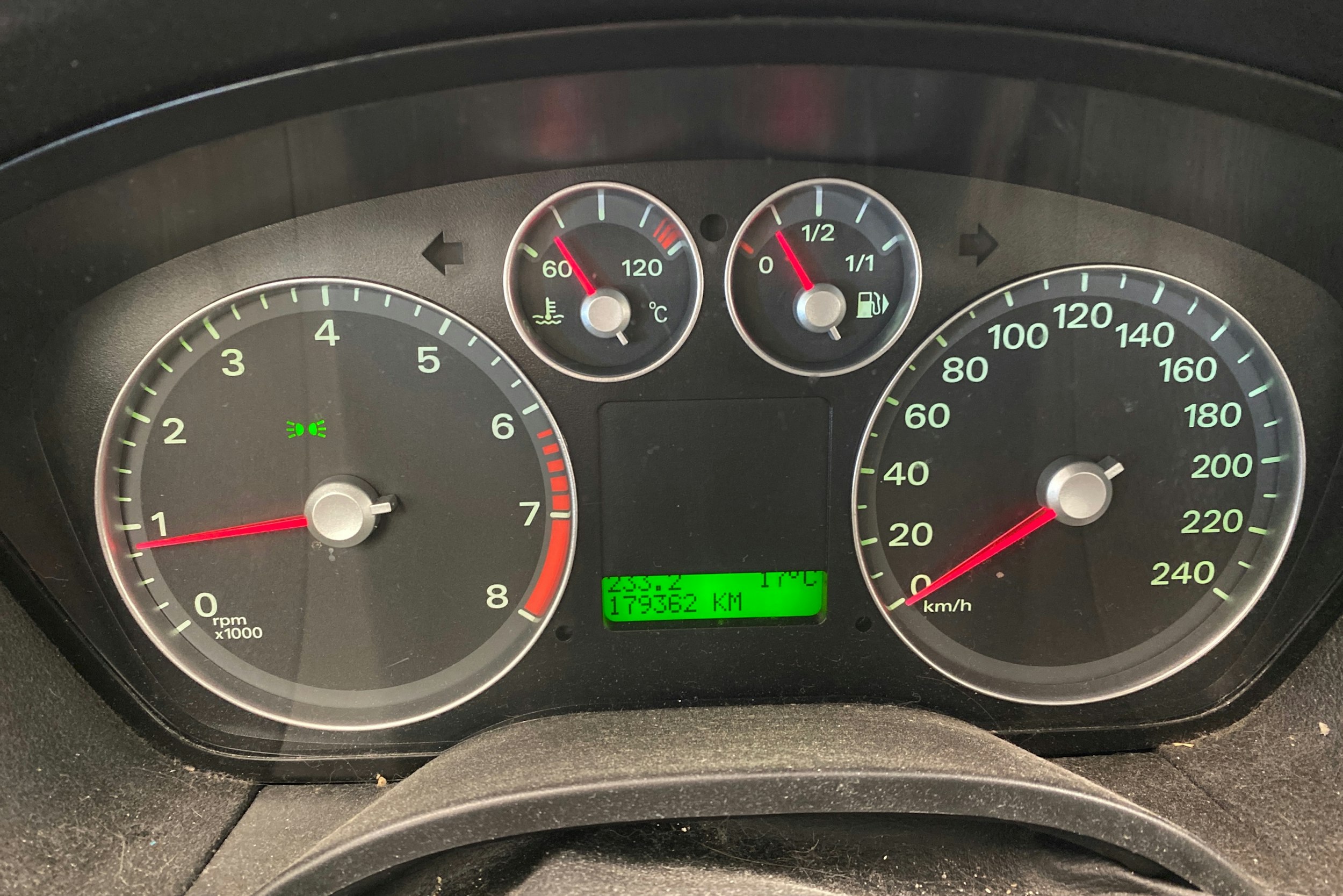 Vihreä Ford FOCUS 2004 kuva 13.