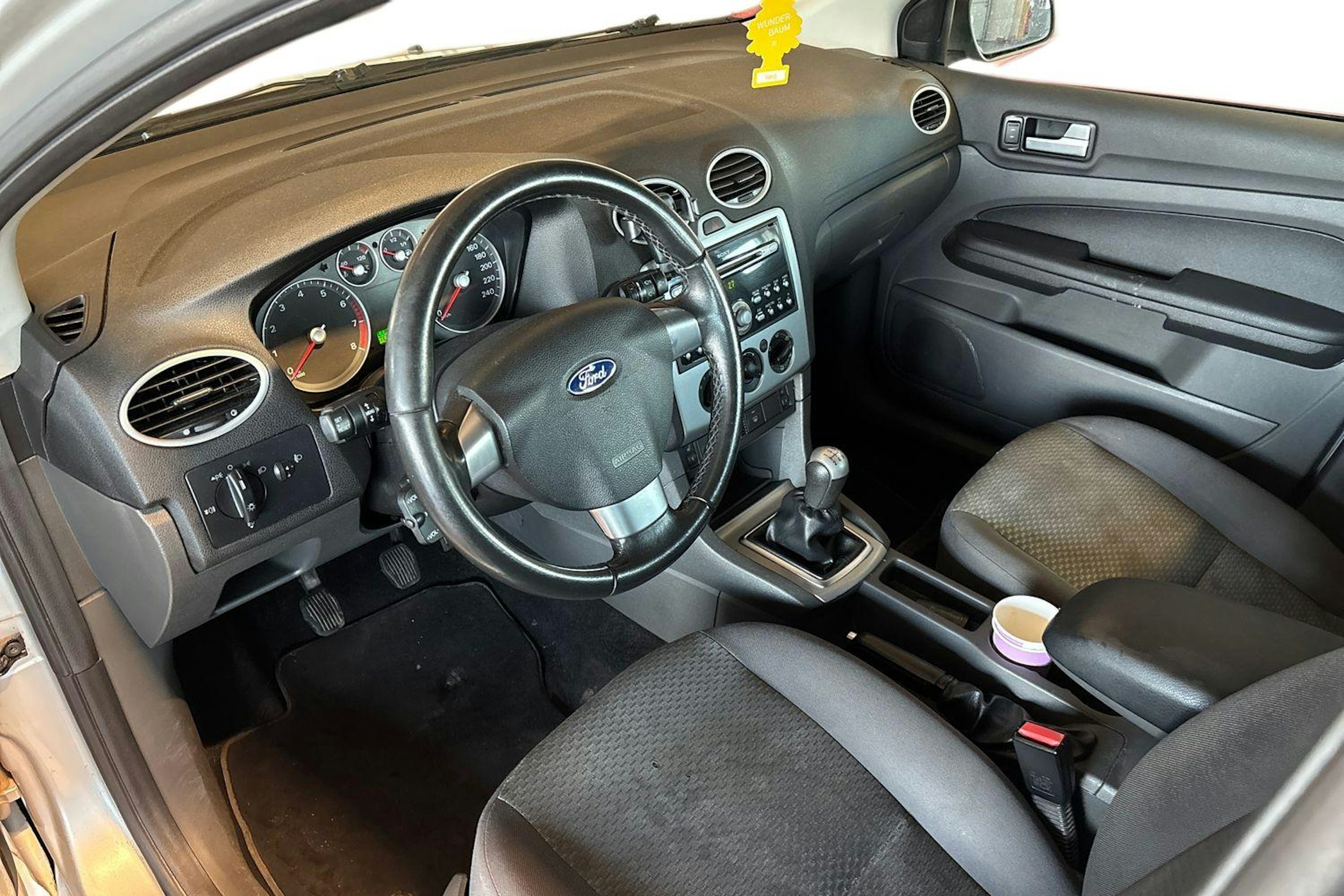 Harmaa Ford FOCUS 2006 kuva 6.