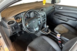 Harmaa Ford FOCUS 2006 kuva 6.