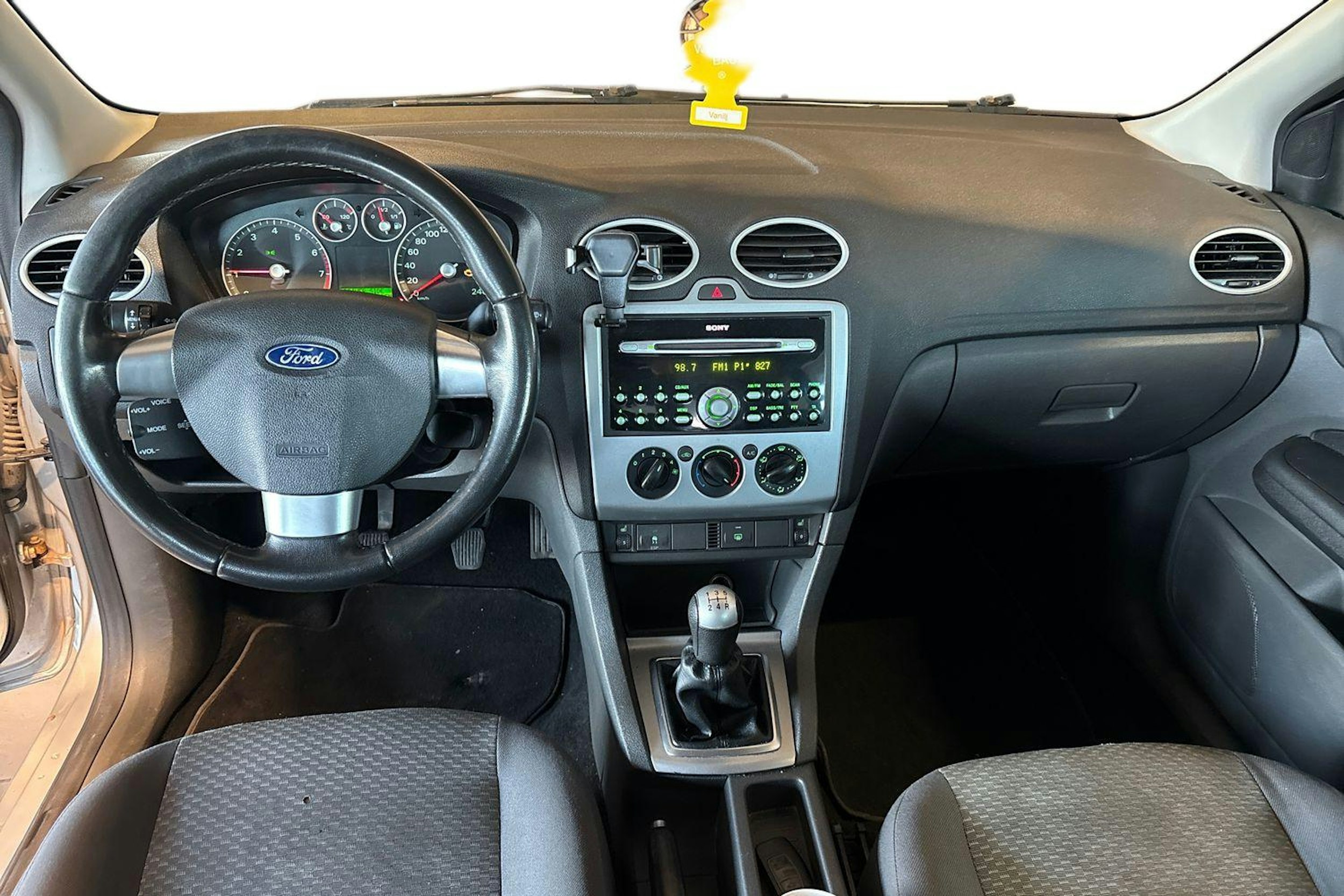 Harmaa Ford FOCUS 2006 kuva 7.