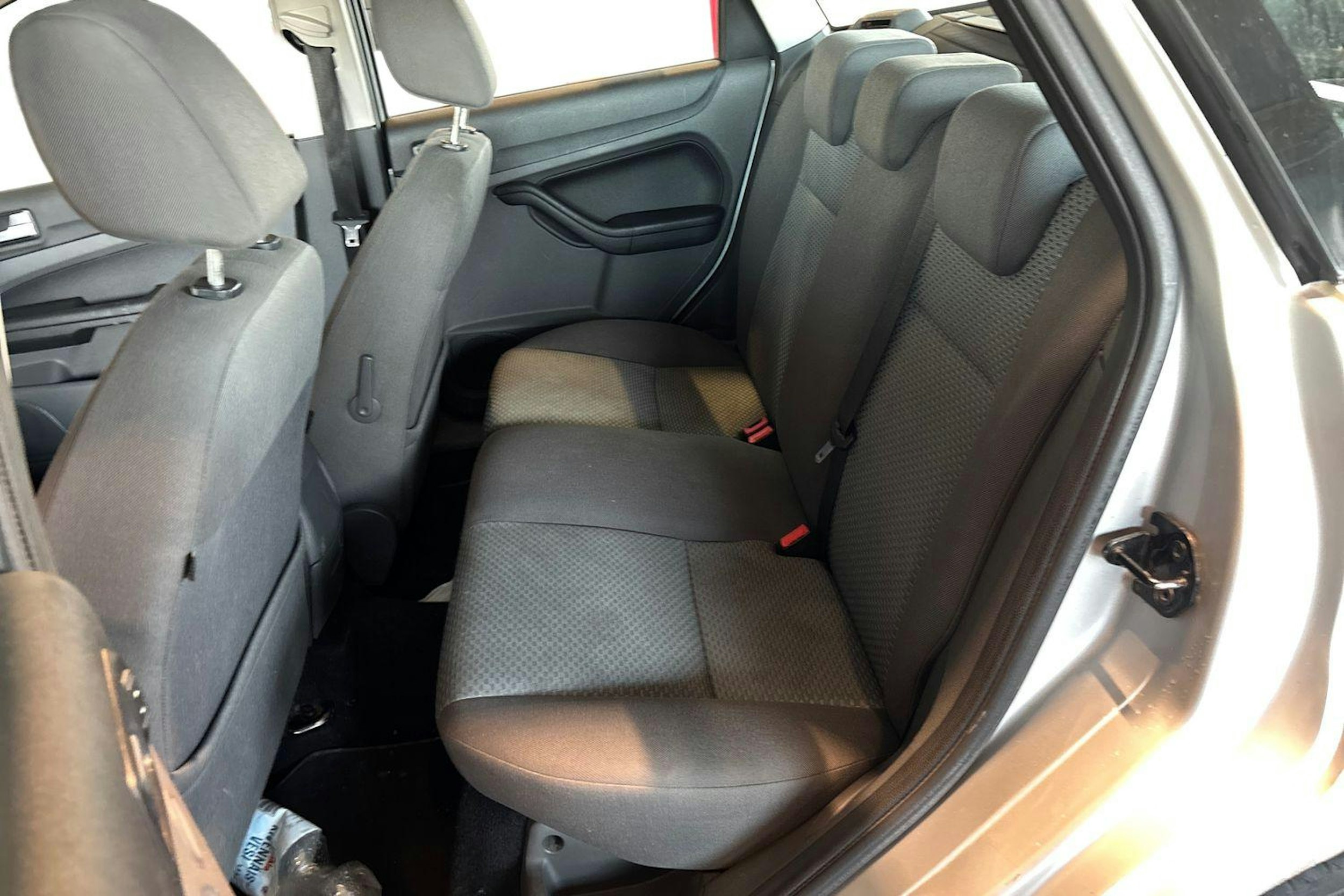 Harmaa Ford FOCUS 2006 kuva 8.