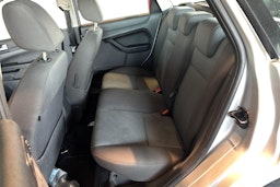 Harmaa Ford FOCUS 2006 kuva 8.