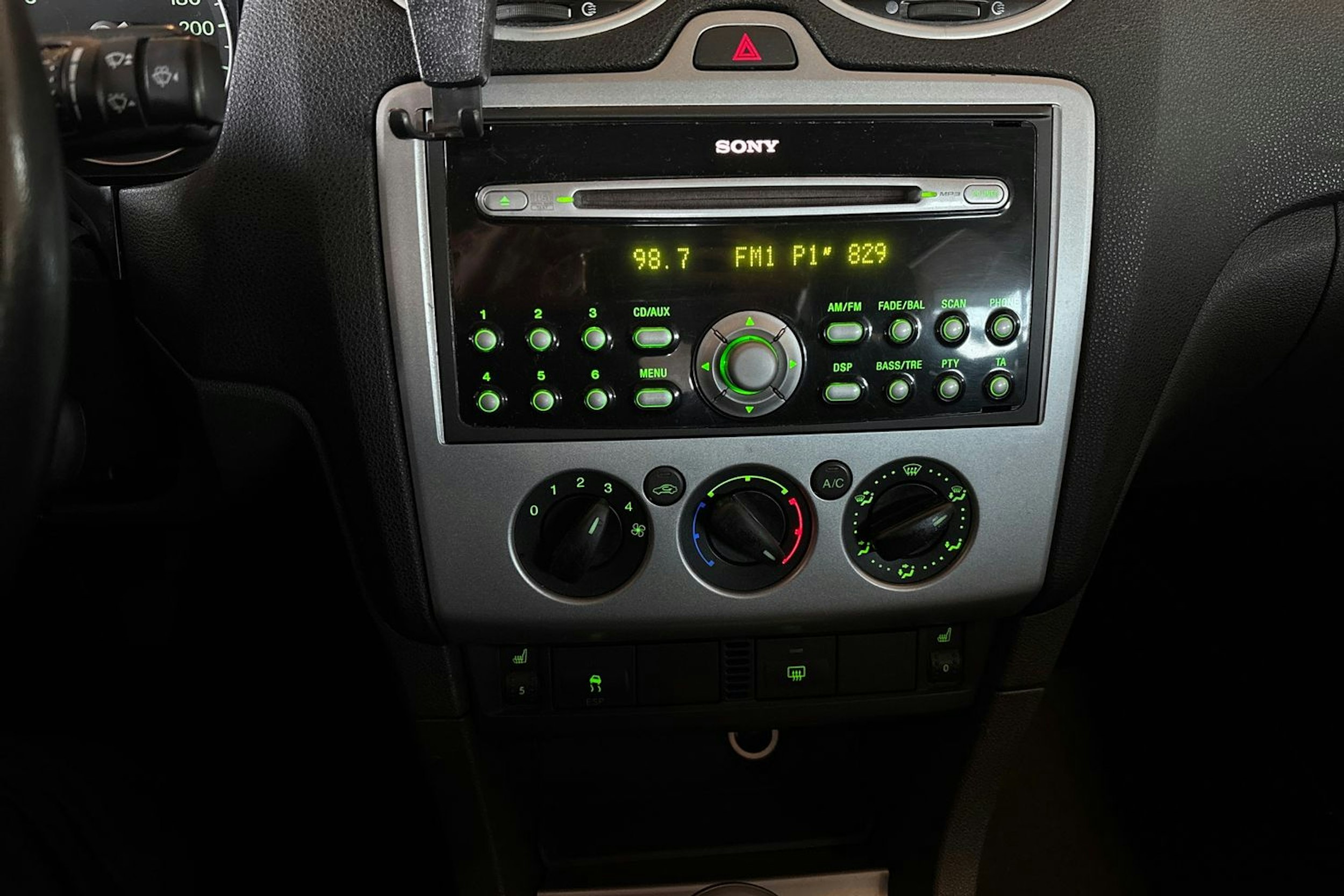 Harmaa Ford FOCUS 2006 kuva 12.