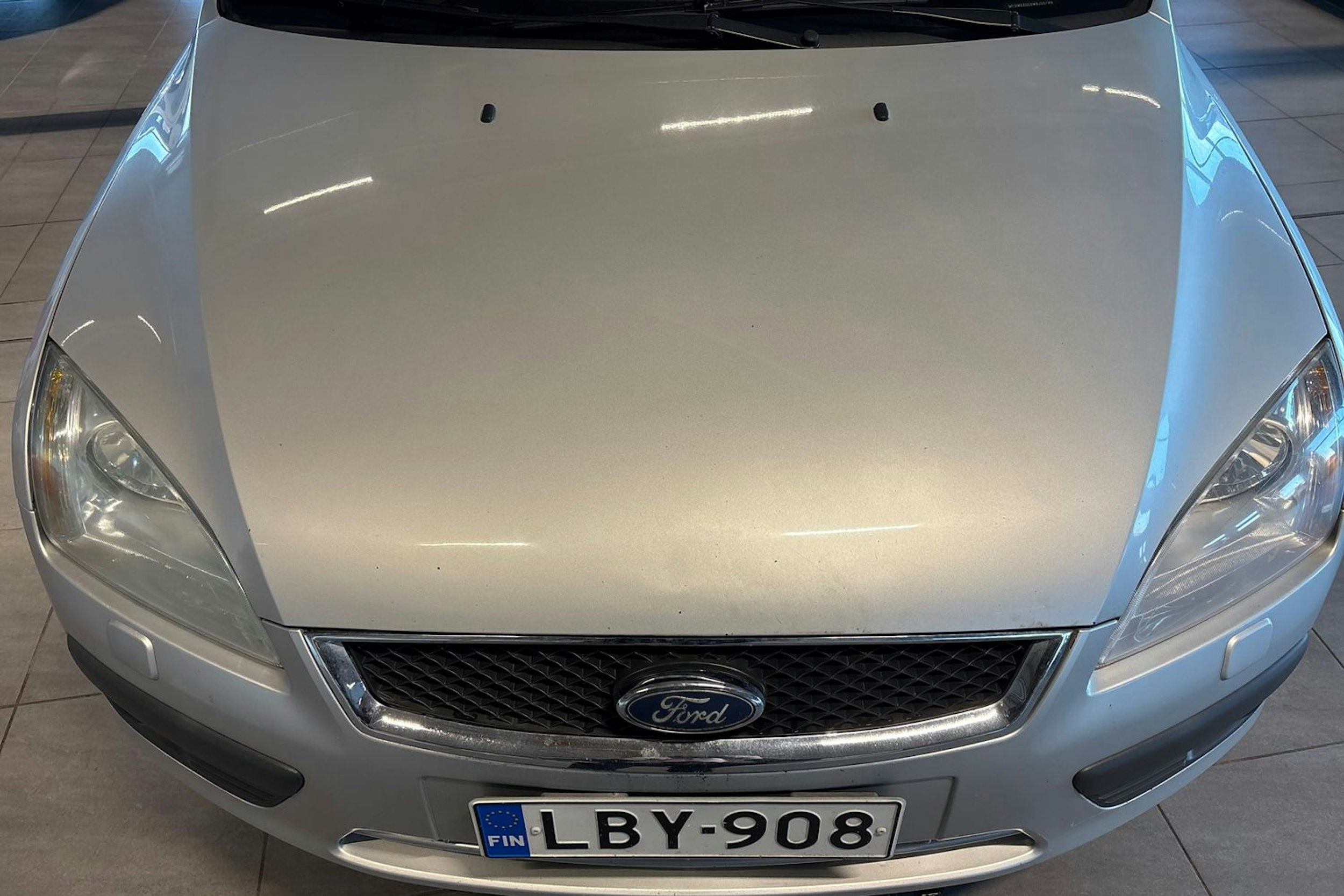 Harmaa Ford FOCUS 2006 kuva 18.