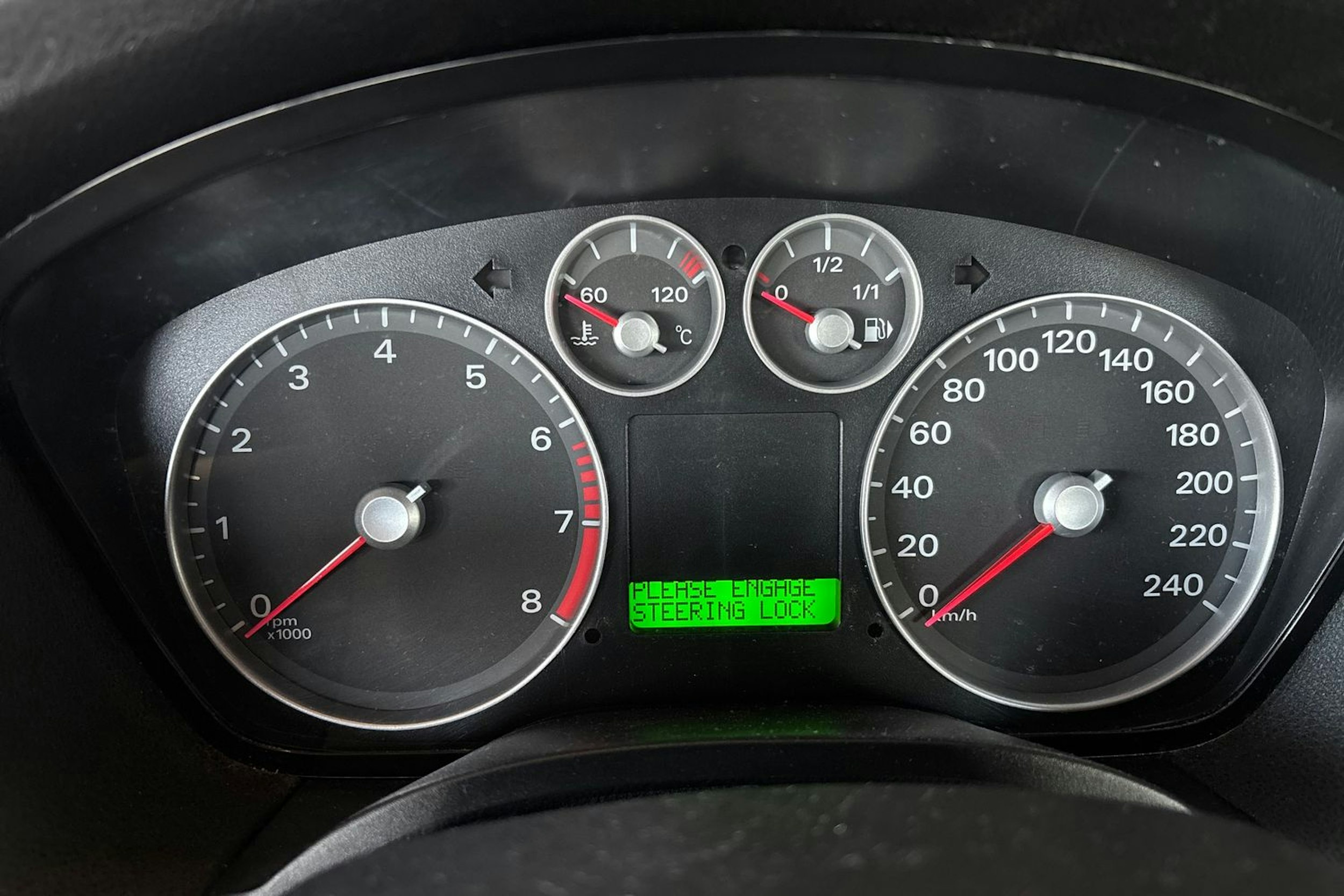 Harmaa Ford FOCUS 2006 kuva 23.