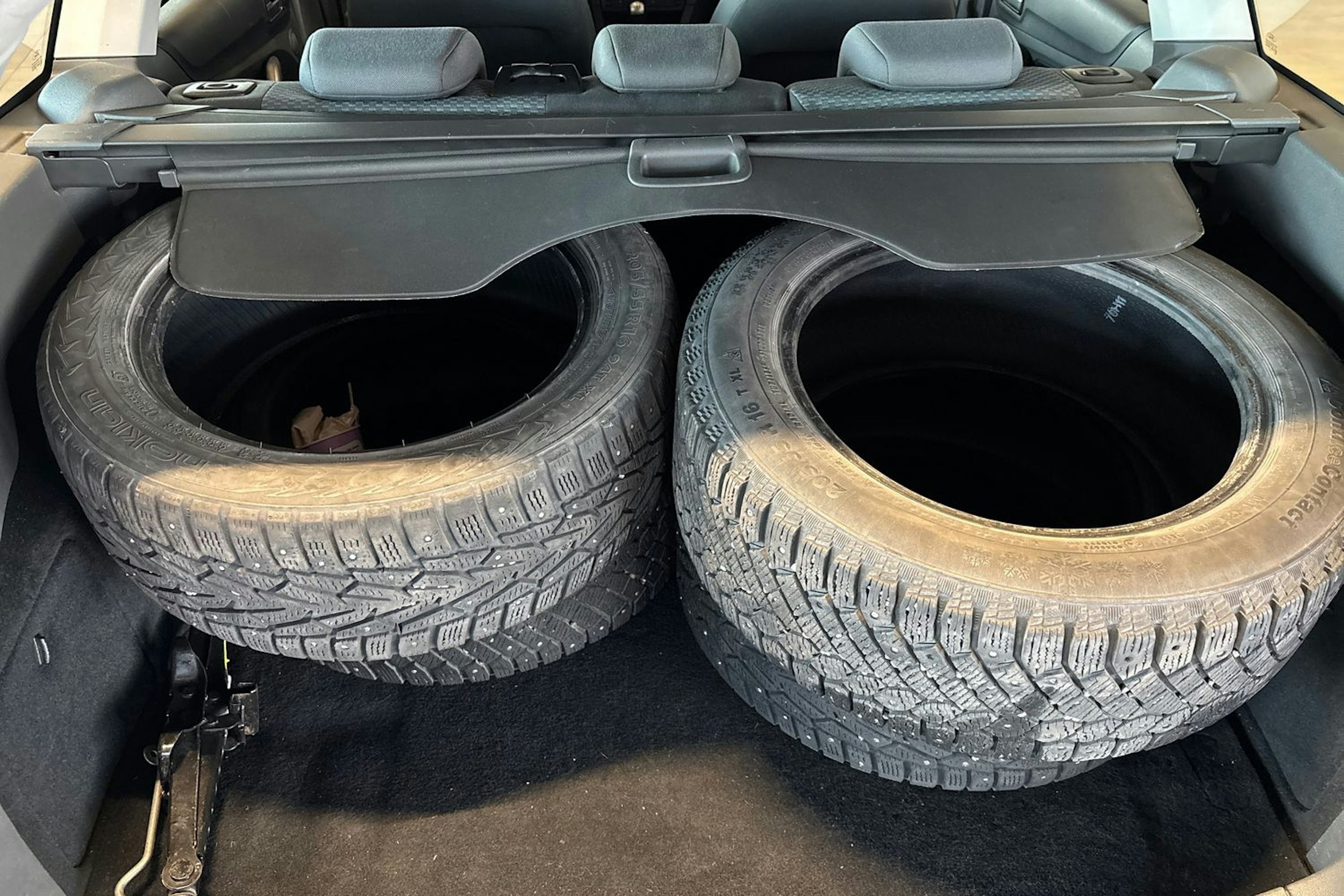 Harmaa Ford FOCUS 2006 kuva 25.