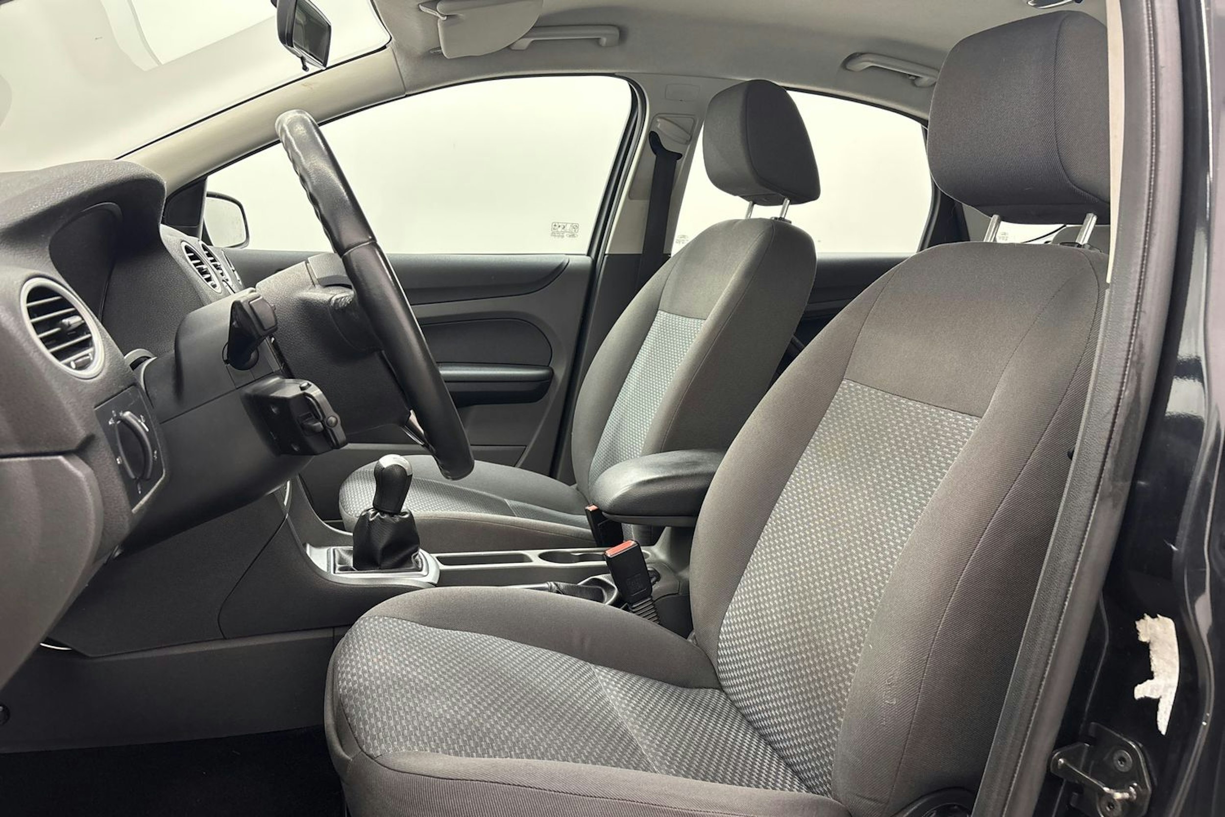 musta Ford Focus 2006 kuva 11.