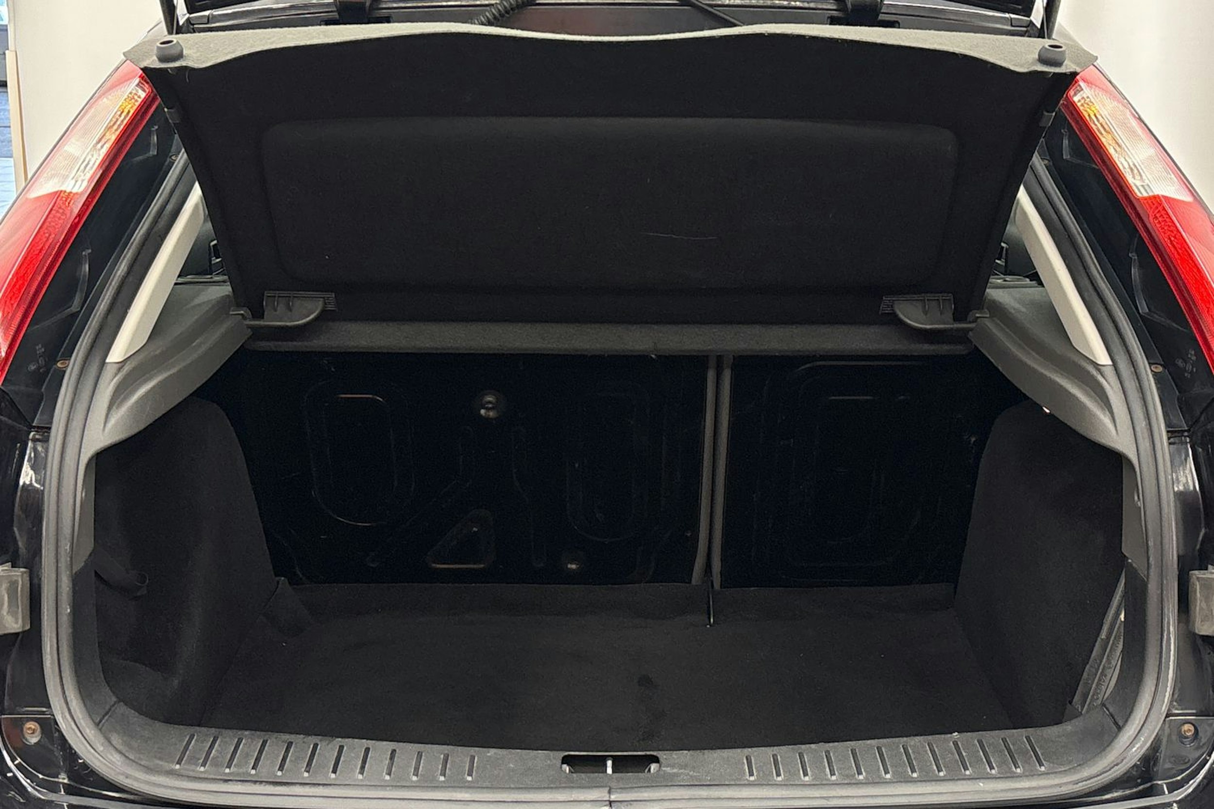 musta Ford Focus 2006 kuva 16.