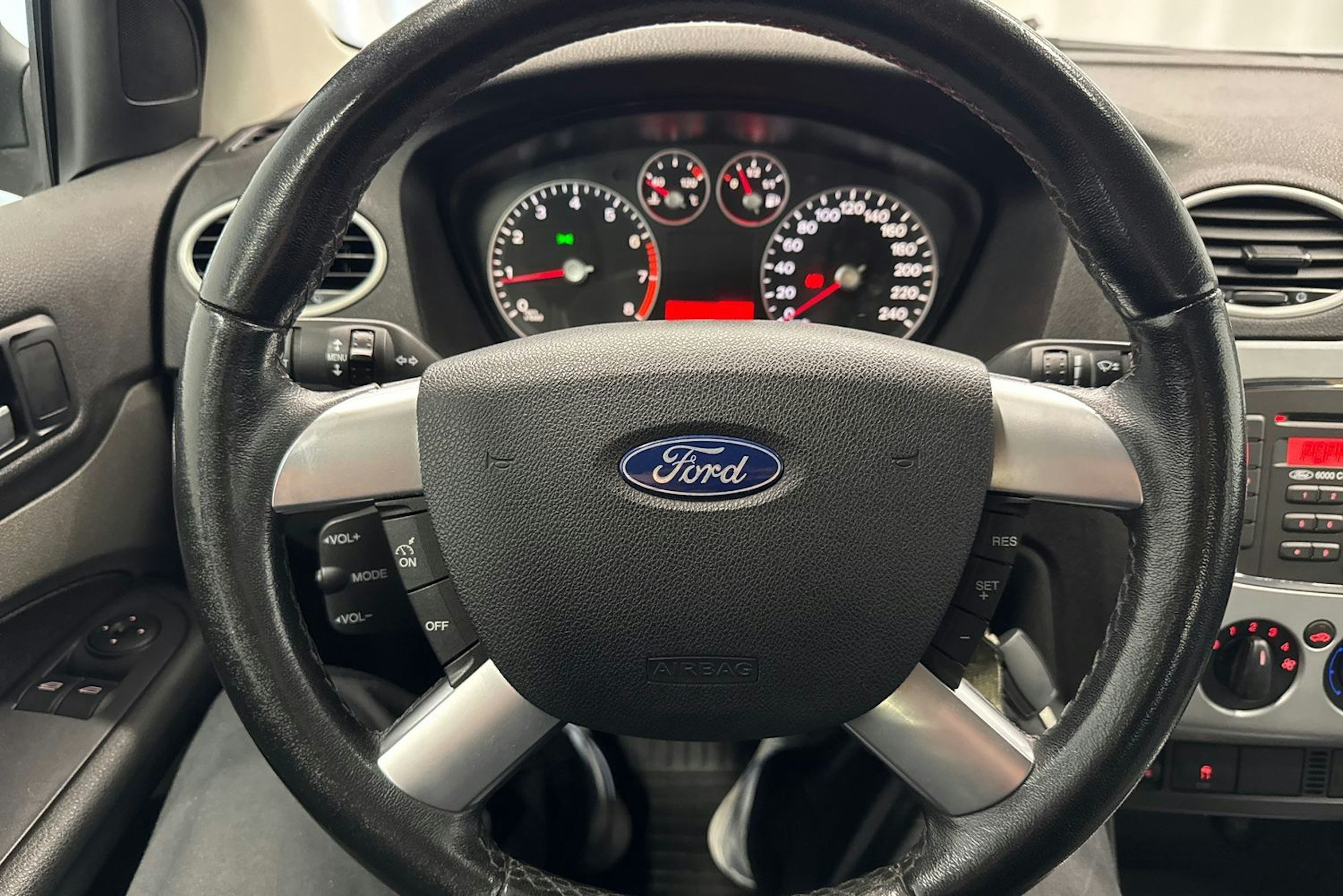 harmaa Ford Focus 2007 kuva 14.