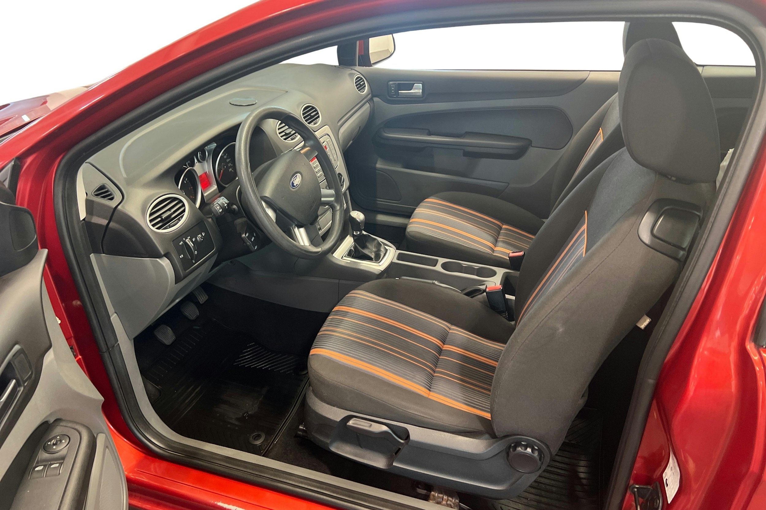 Punainen Ford FOCUS 2008 kuva 3.