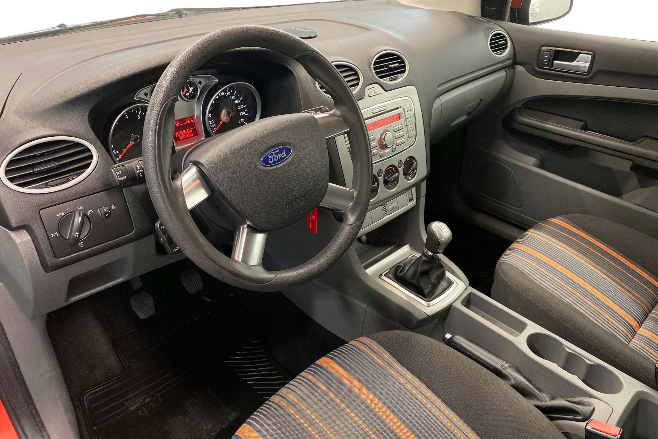 Punainen Ford FOCUS 2008 kuva 7.