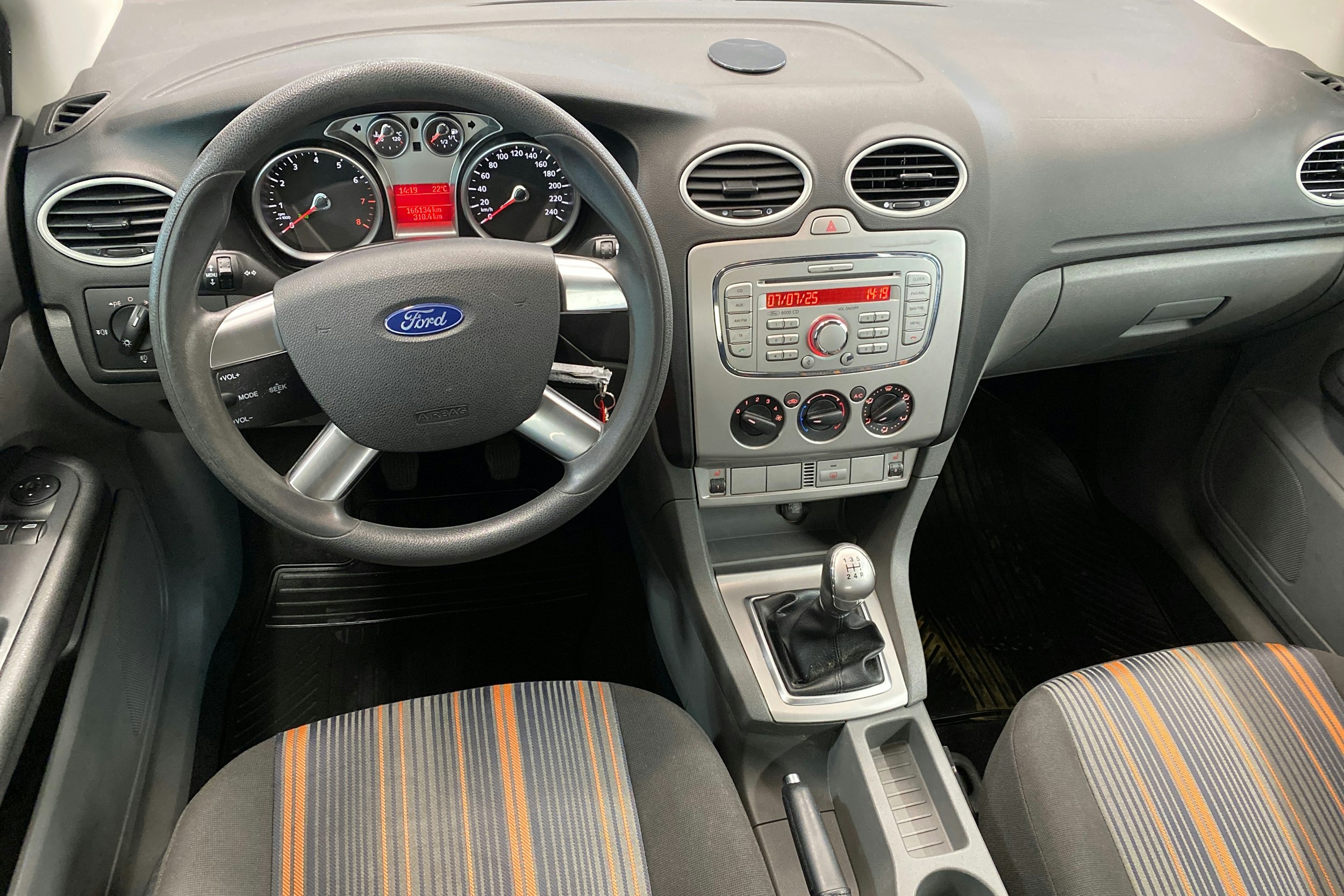 Punainen Ford FOCUS 2008 kuva 9.