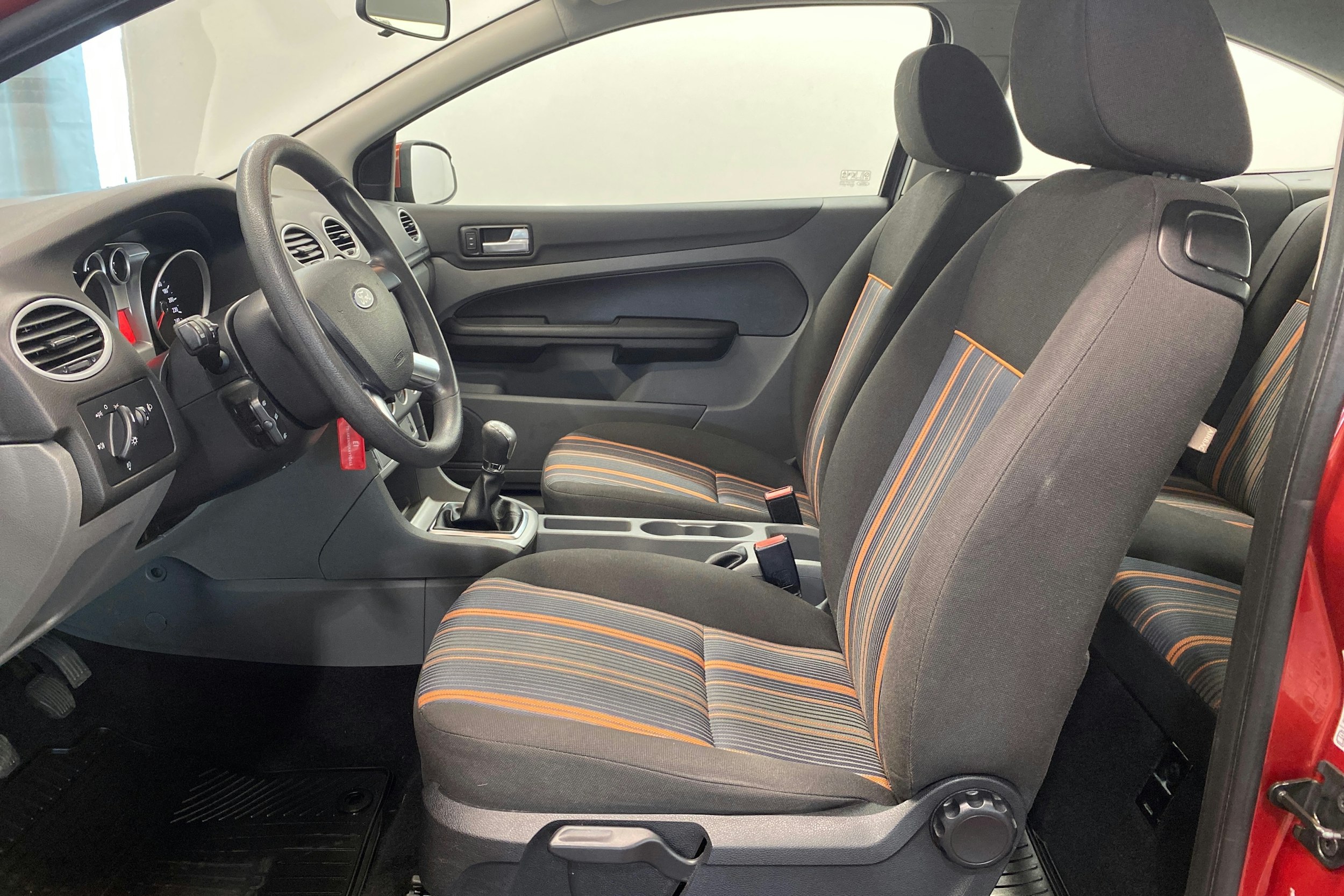 Punainen Ford FOCUS 2008 kuva 21.