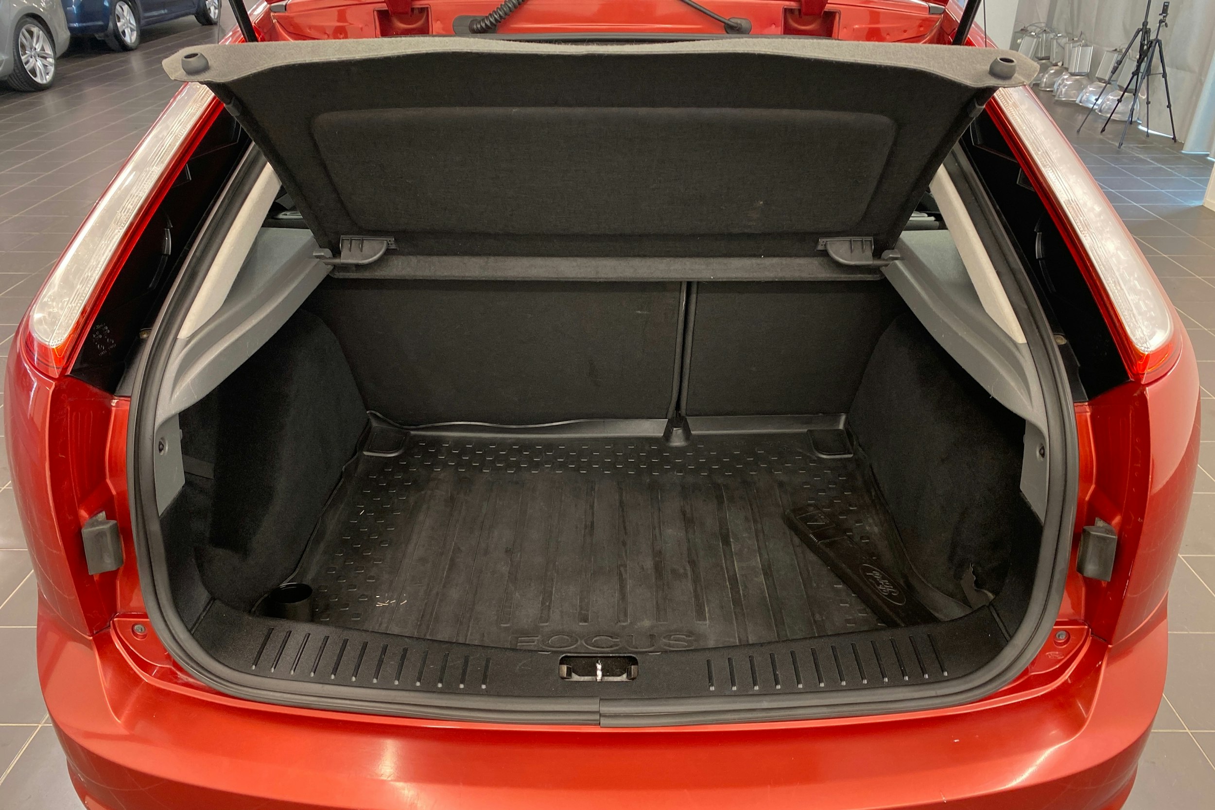 Punainen Ford FOCUS 2008 kuva 22.