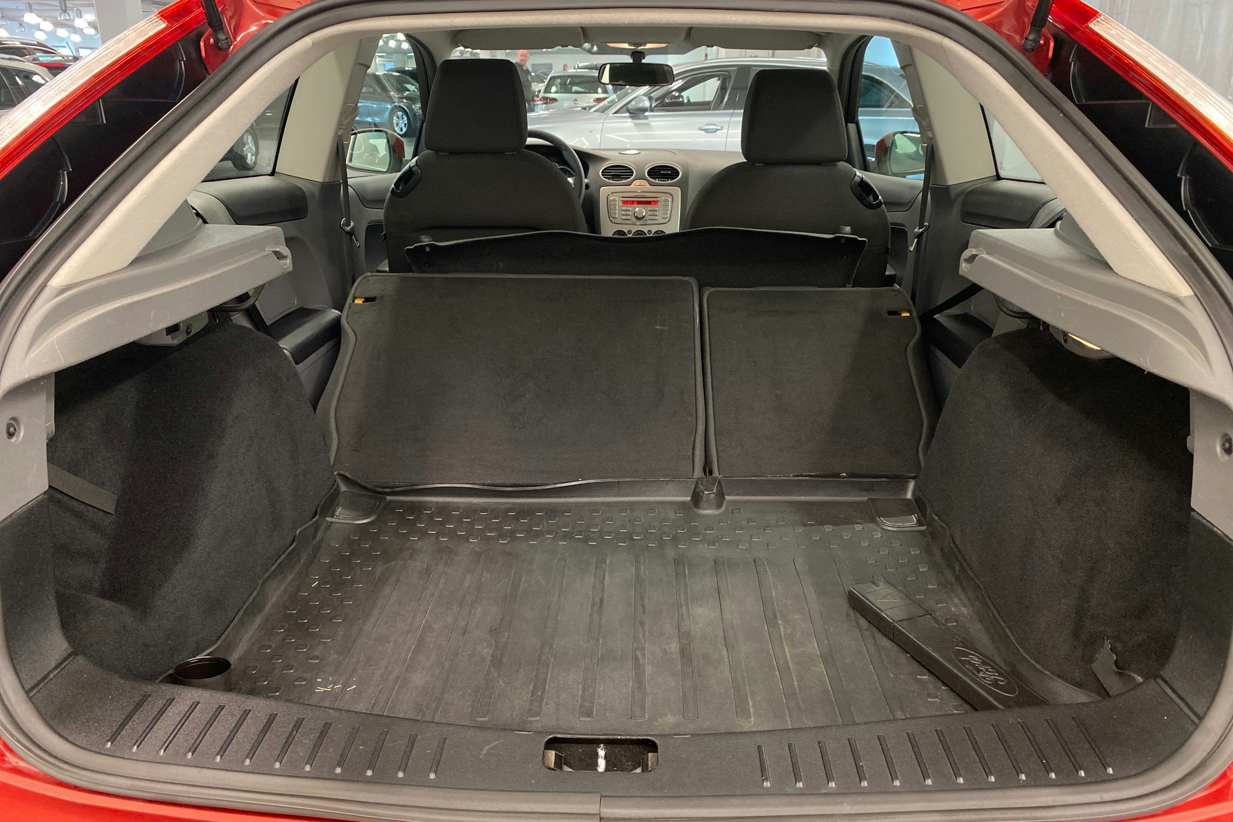 Punainen Ford FOCUS 2008 kuva 23.