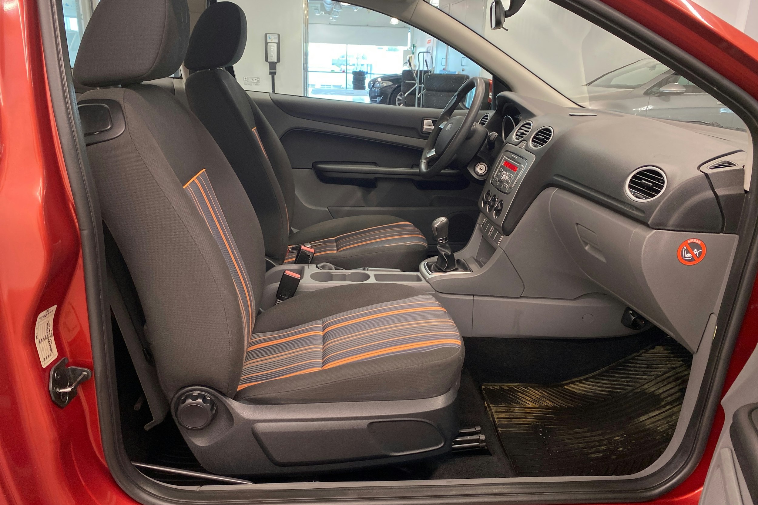 Punainen Ford FOCUS 2008 kuva 25.