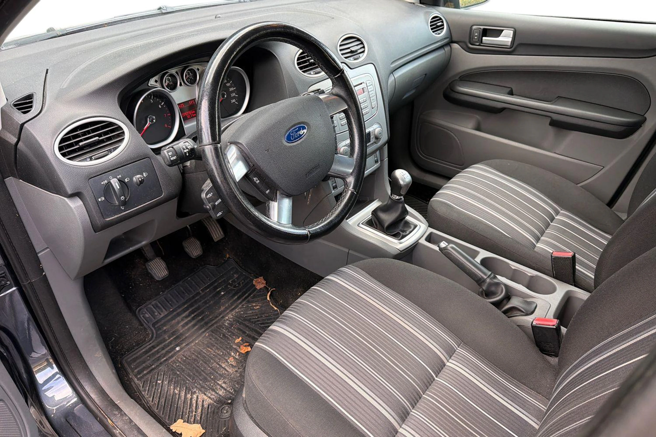 harmaa Ford Focus 2009 kuva 3.