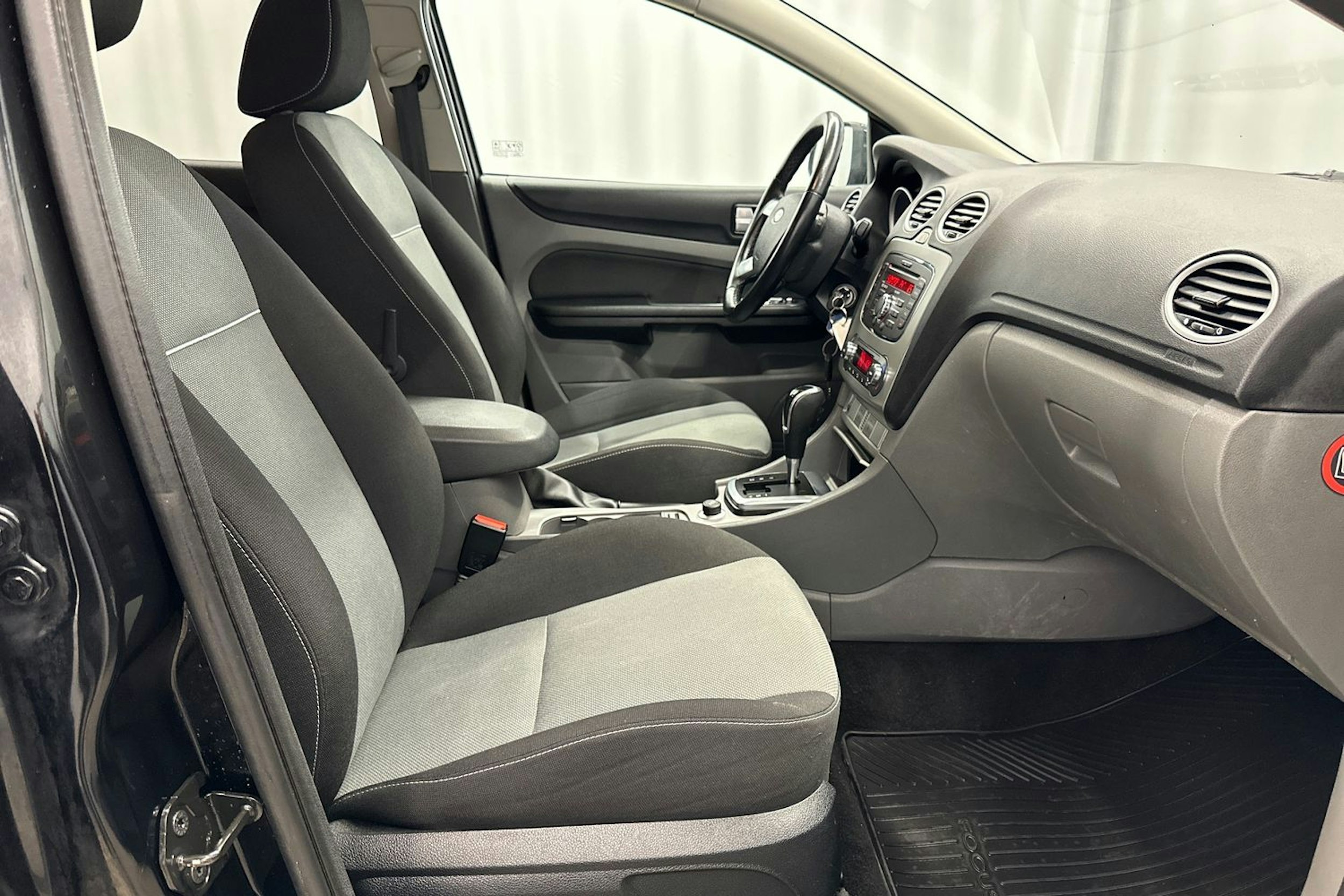 musta Ford Focus 2010 kuva 14.