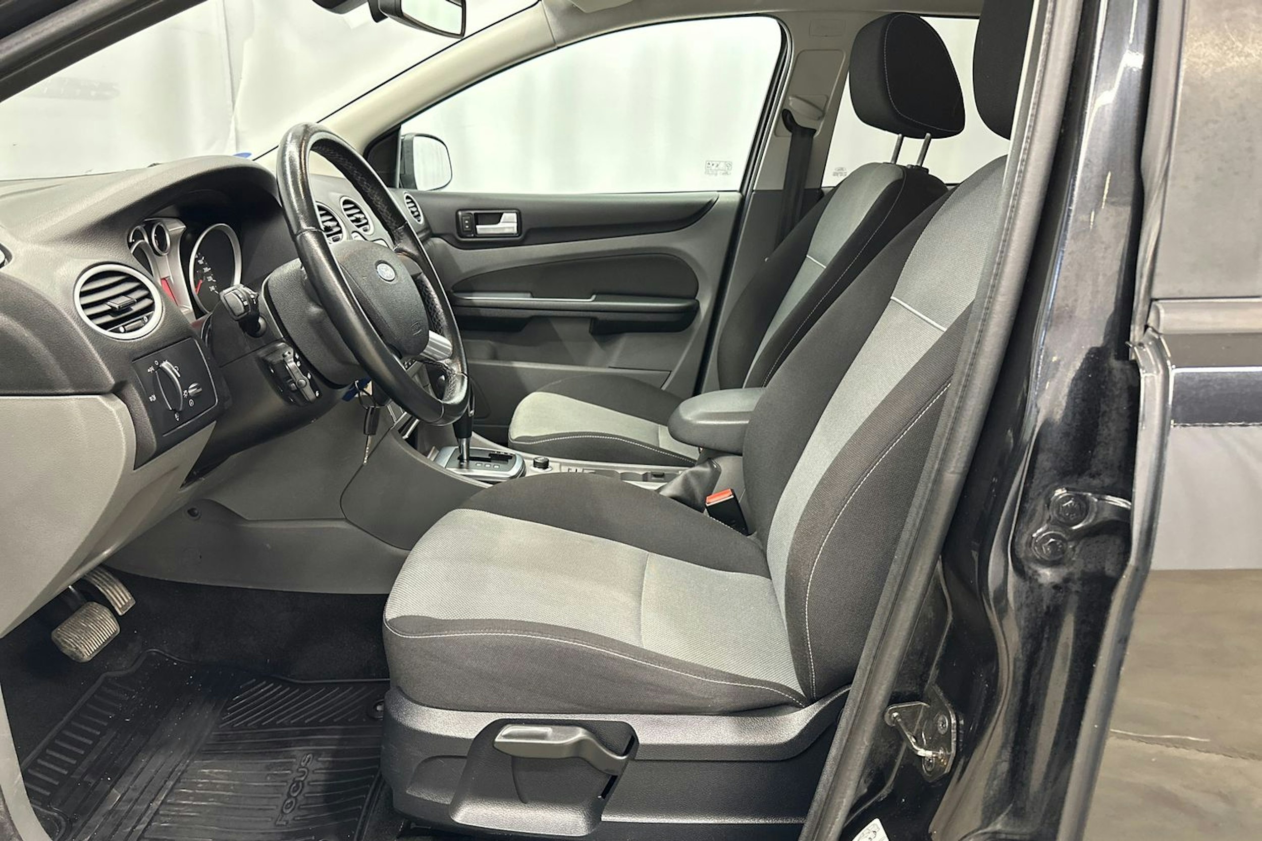 musta Ford Focus 2010 kuva 15.