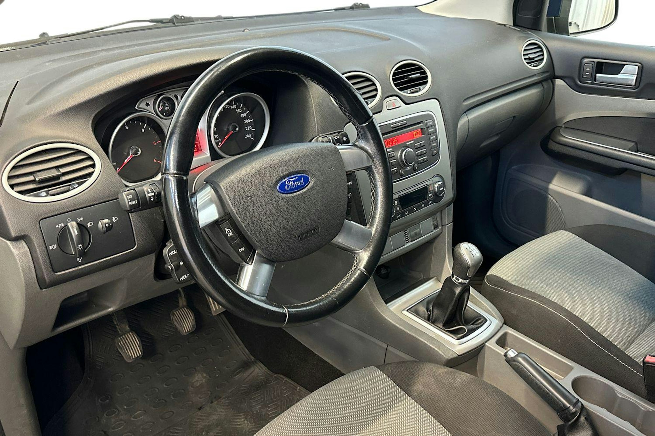 sininen Ford Focus 2010 kuva 7.