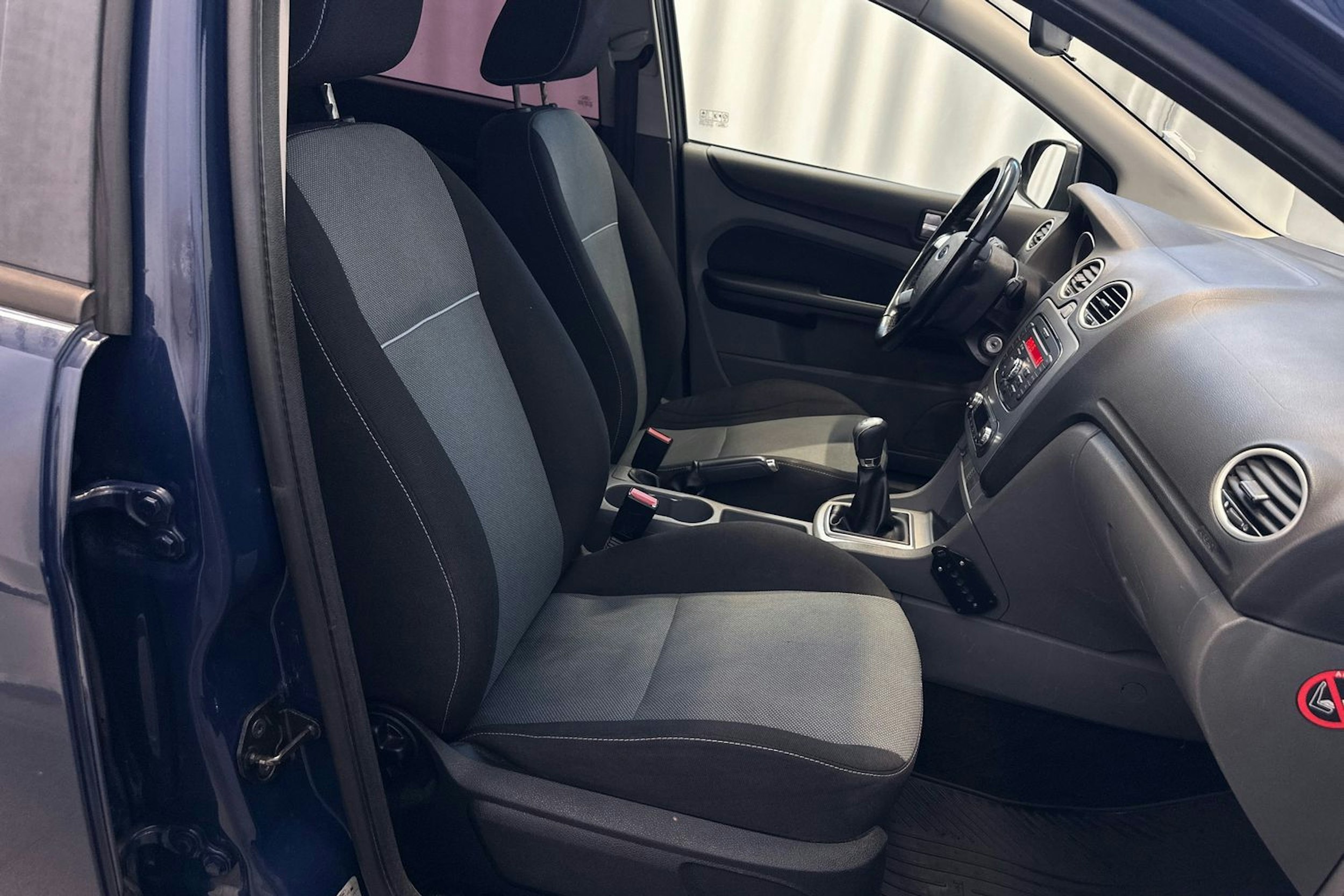 sininen Ford Focus 2010 kuva 15.