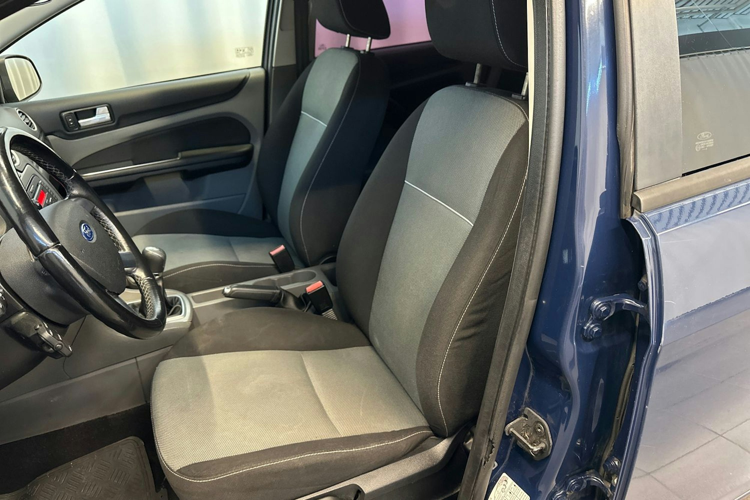 sininen Ford Focus 2010 kuva 16.