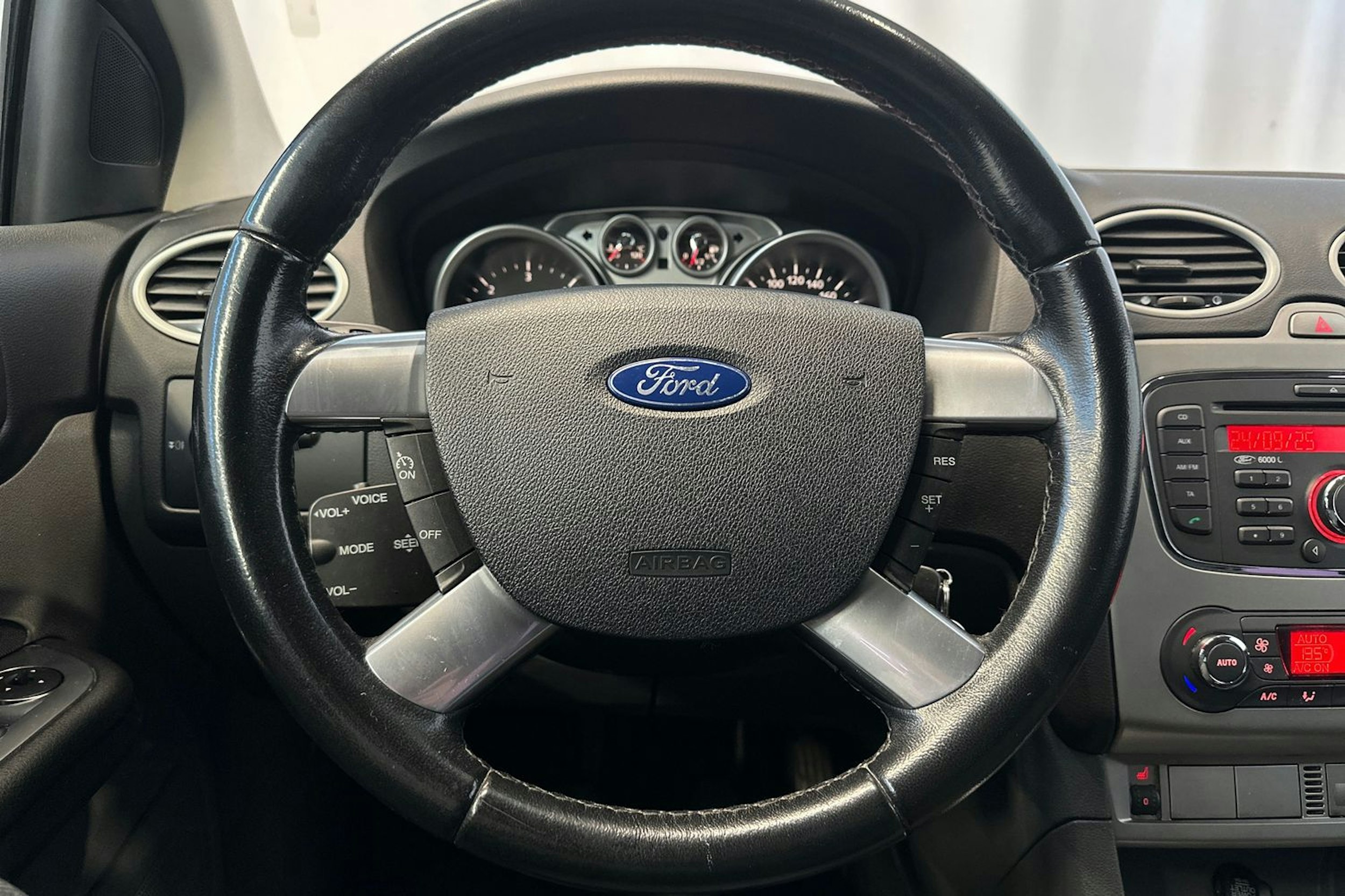 sininen Ford Focus 2010 kuva 18.