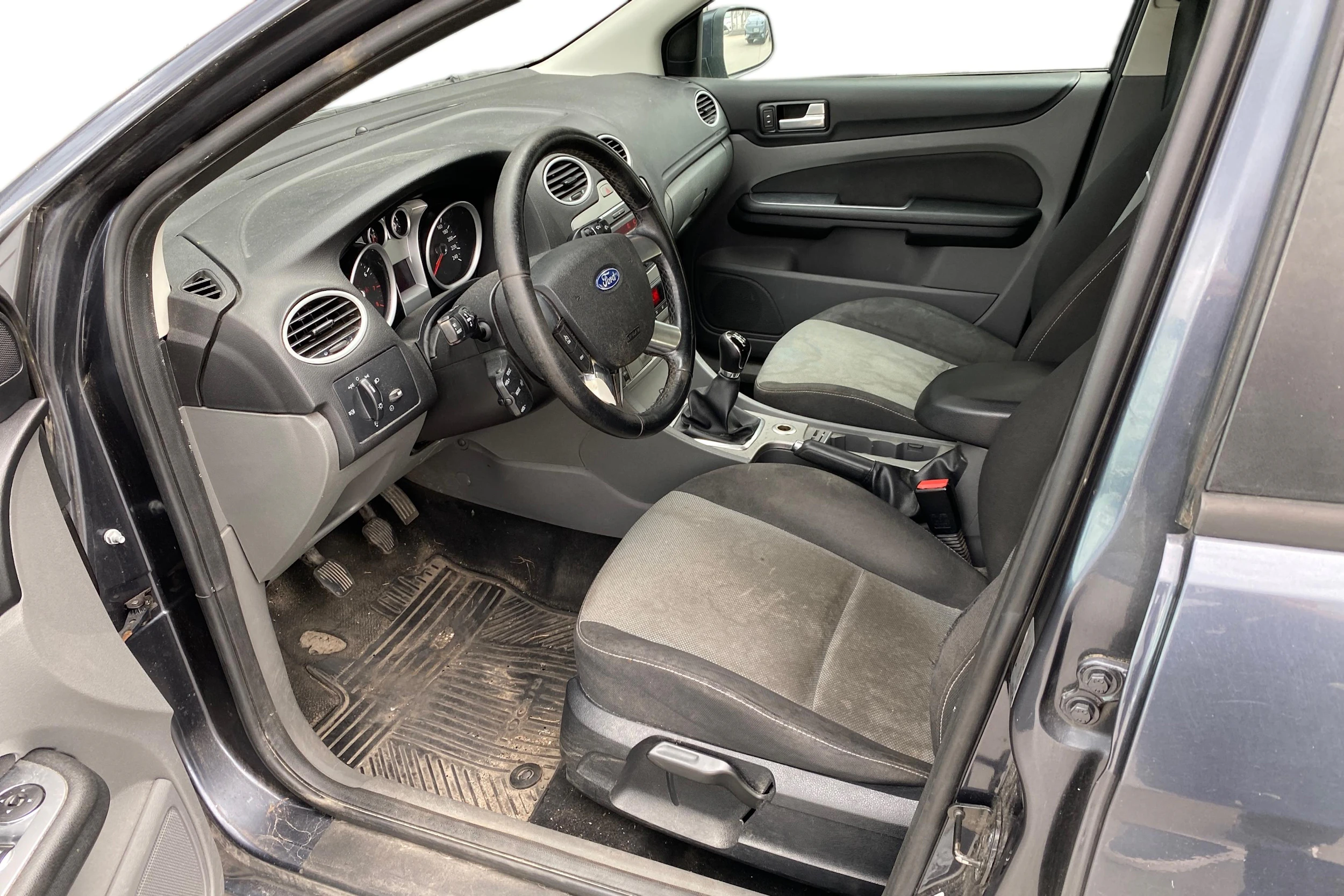 Harmaa Ford FOCUS 2010 kuva 6.