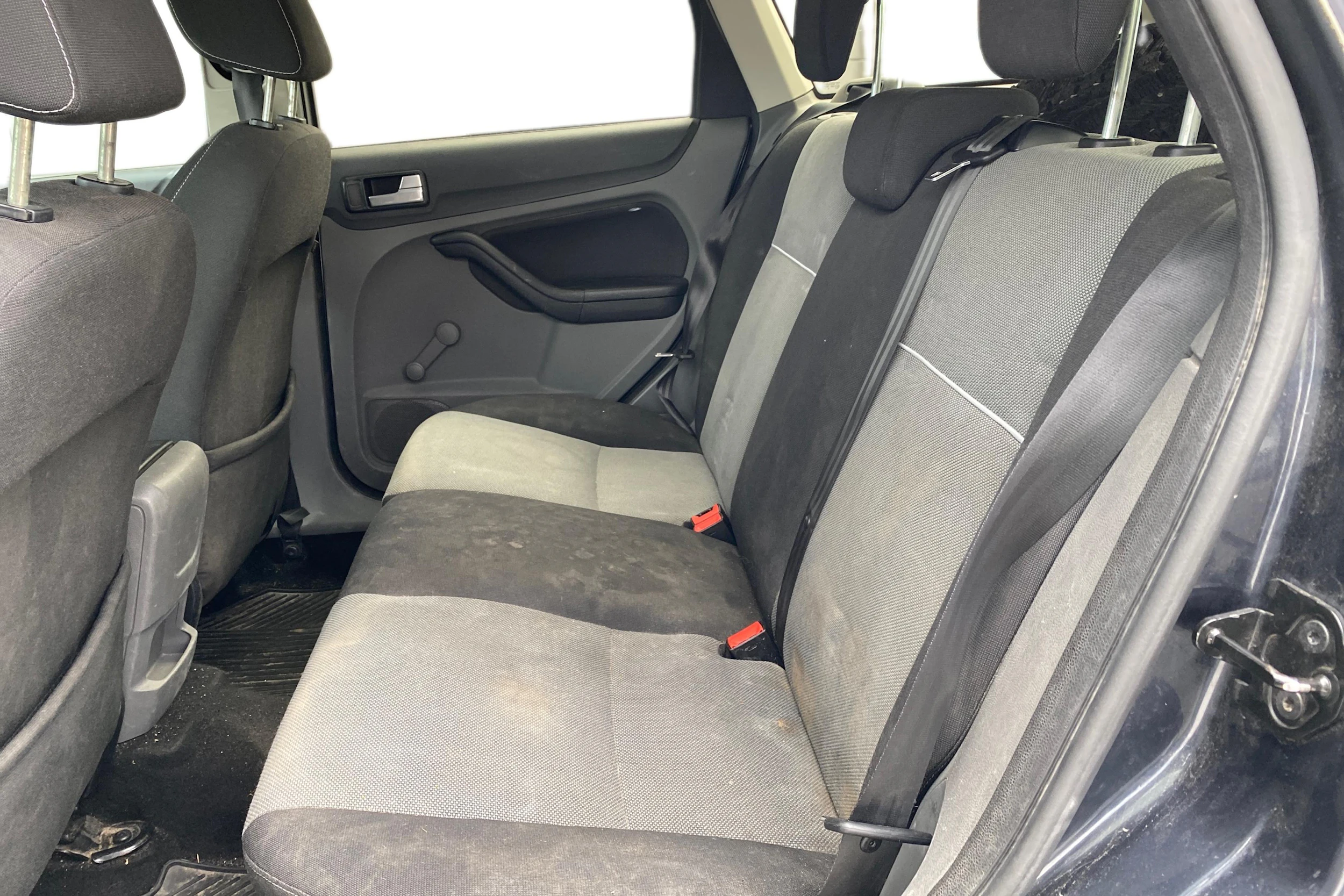 Harmaa Ford FOCUS 2010 kuva 8.