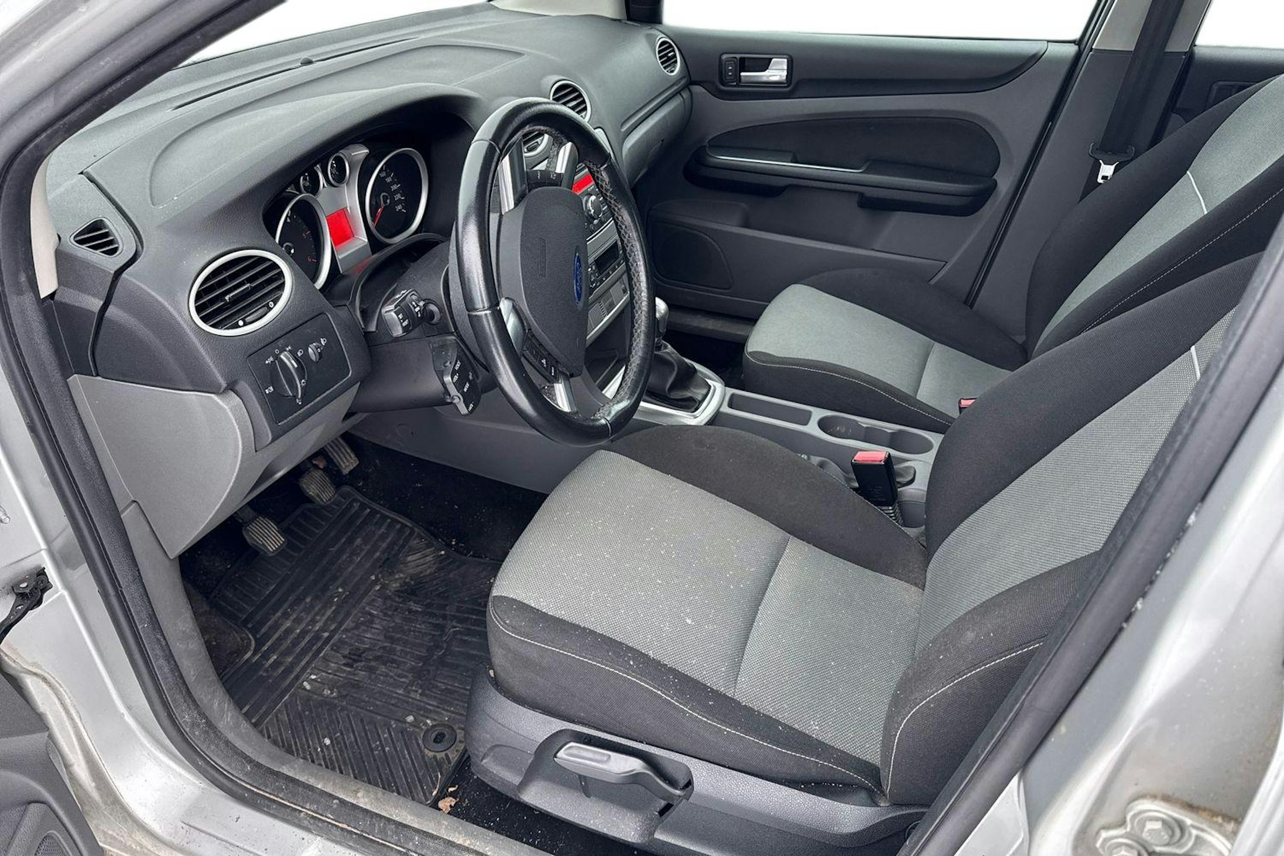 harmaa Ford Focus 2010 kuva 3.