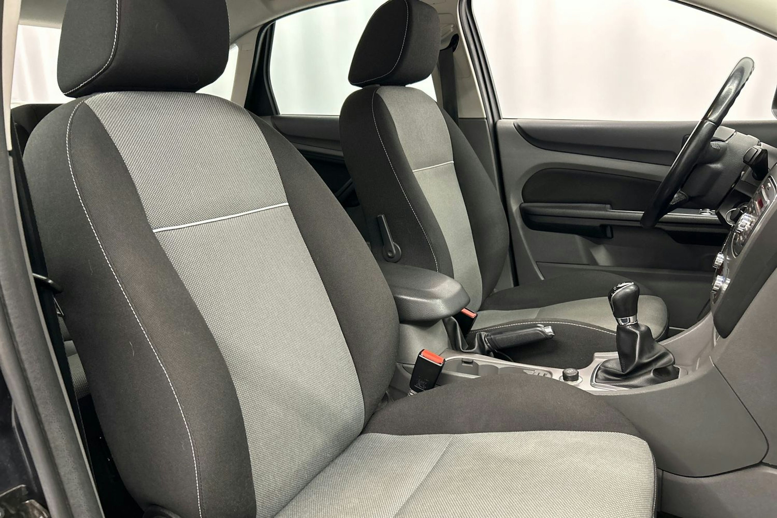 harmaa Ford Focus 2010 kuva 16.