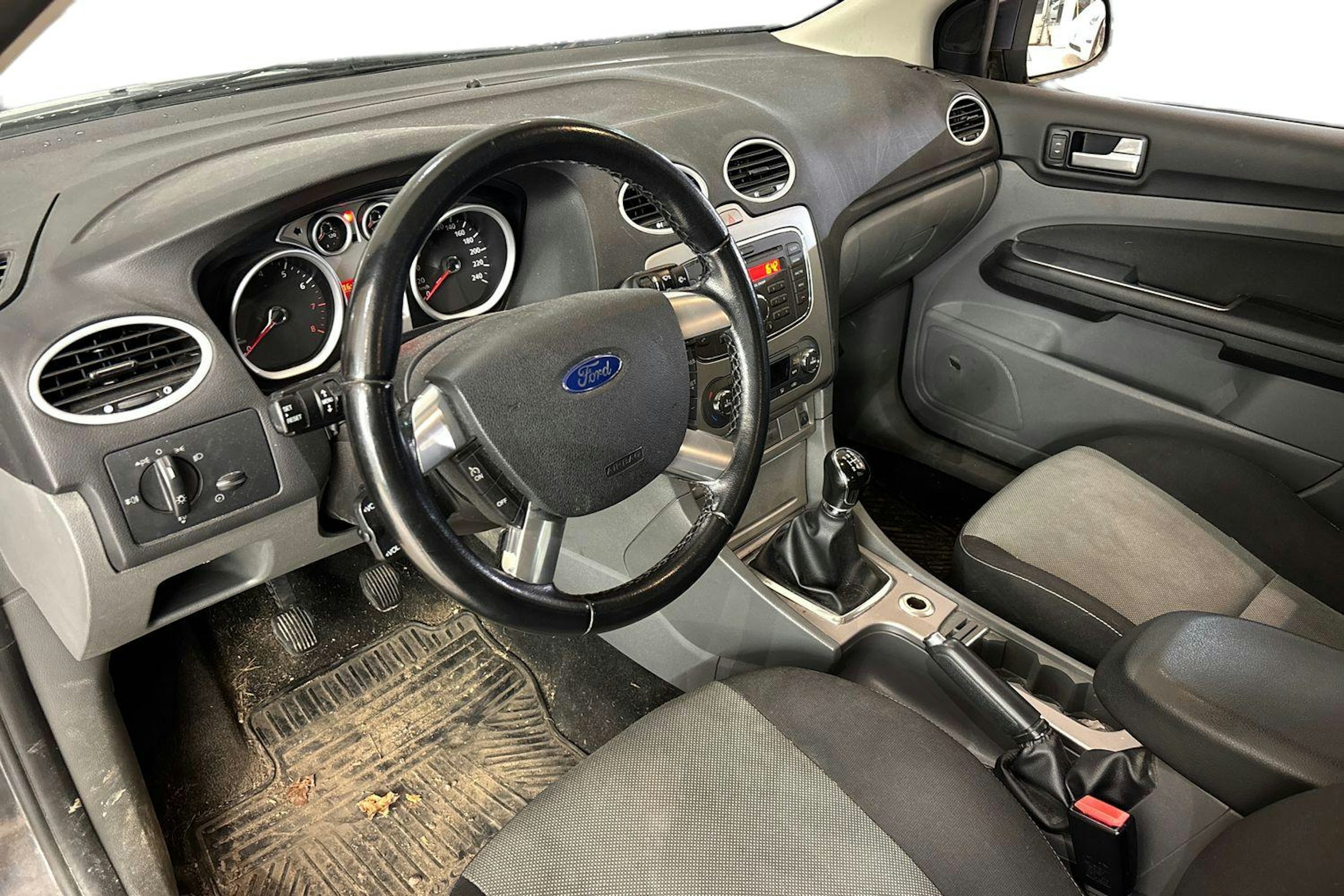 Harmaa Ford FOCUS 2010 kuva 3.