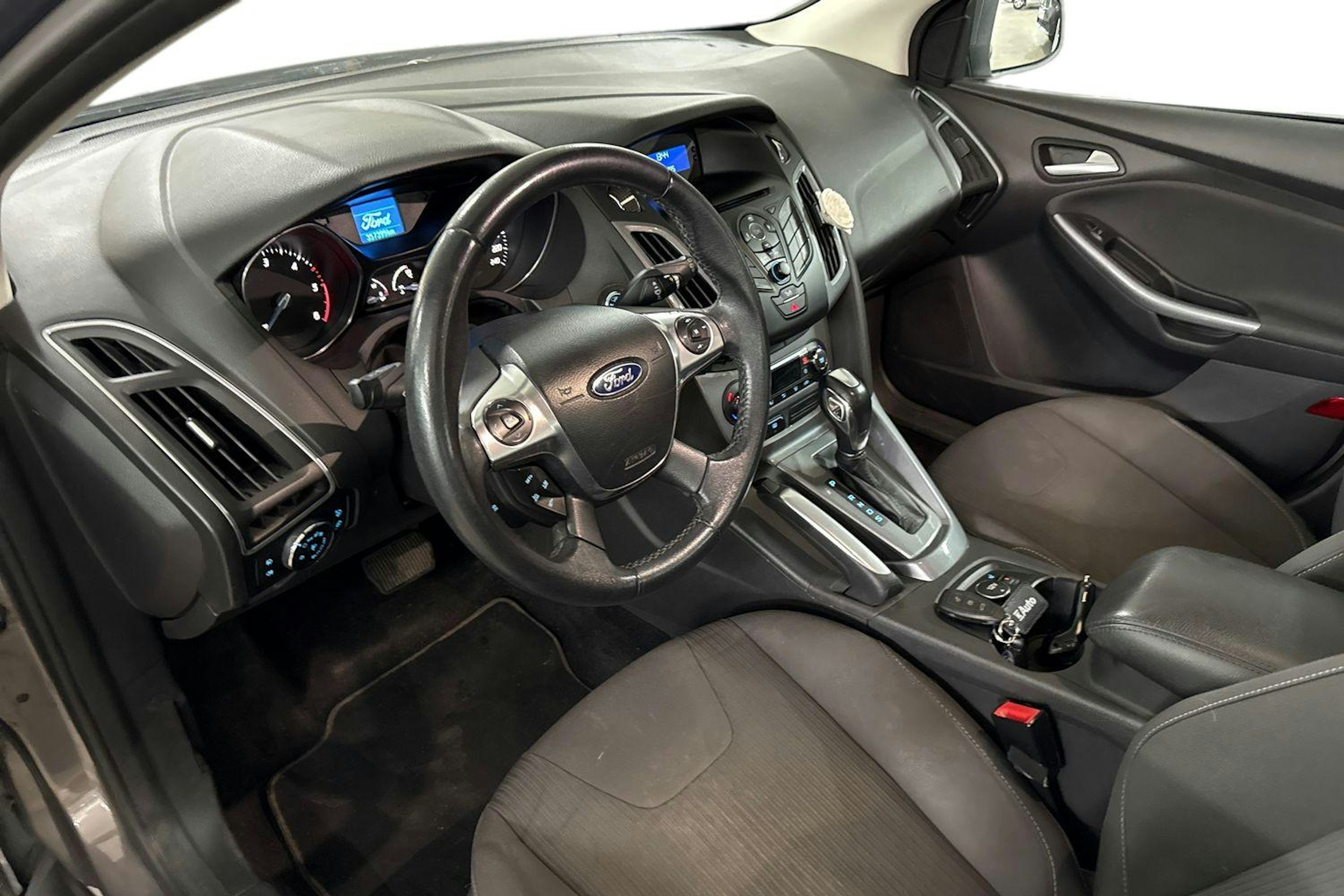Ruskea (beige) Ford FOCUS 2011 kuva 6.