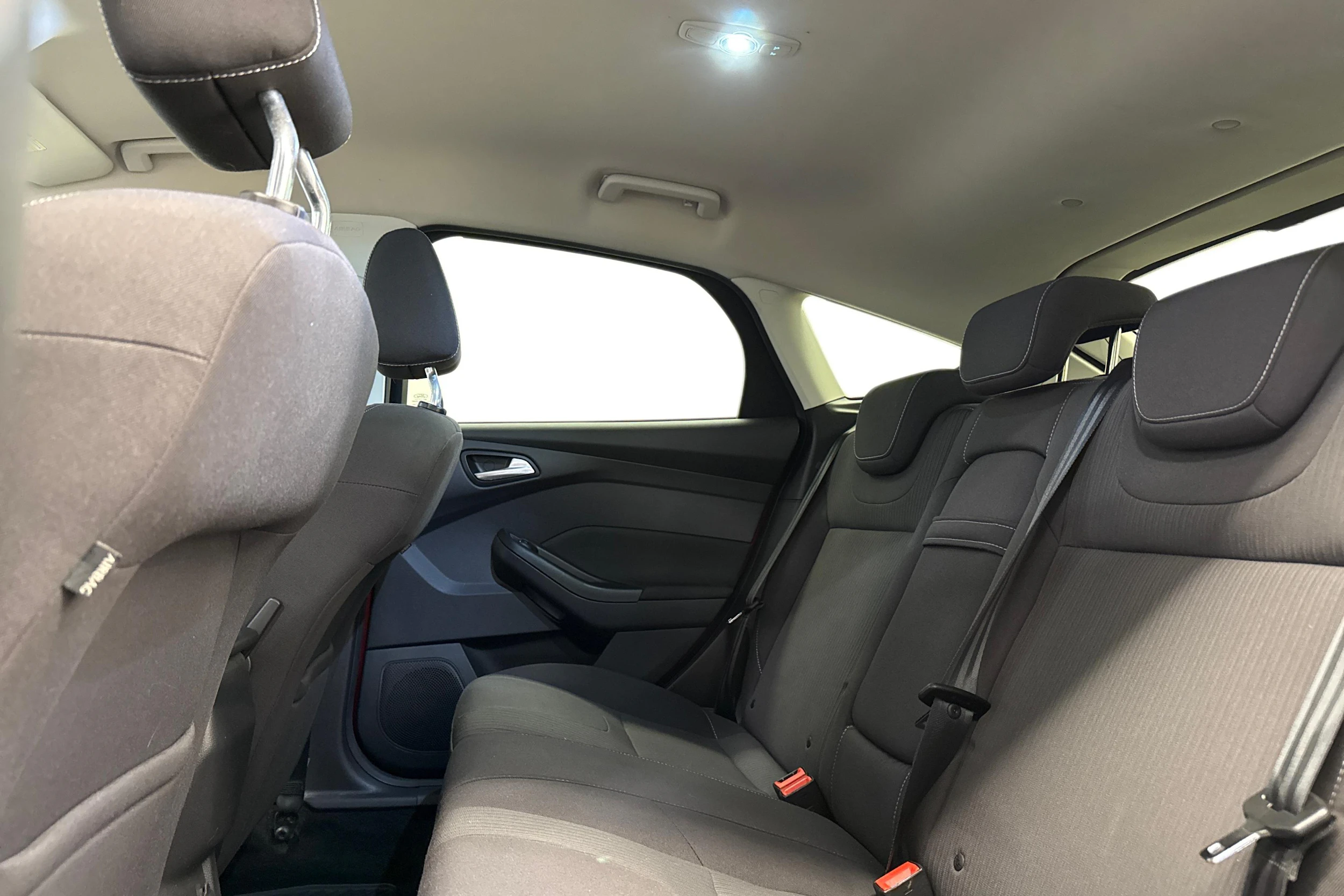 punainen Ford Focus 2011 kuva 8.