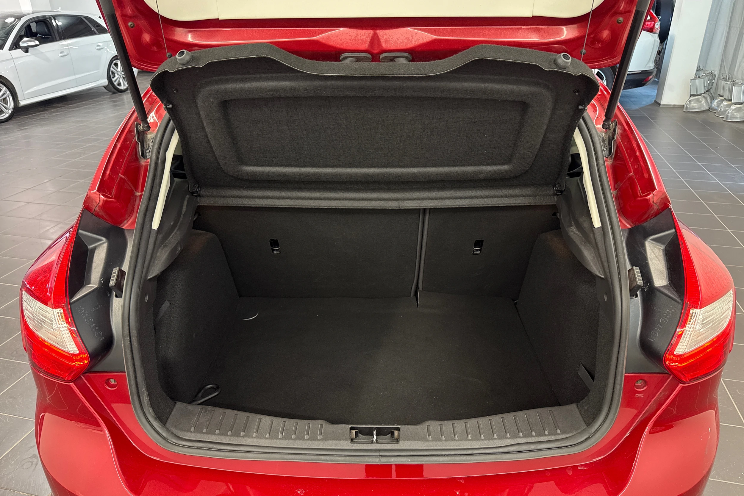 punainen Ford Focus 2011 kuva 11.