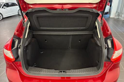 punainen Ford Focus 2011 kuva 11.