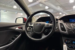 punainen Ford Focus 2011 kuva 12.