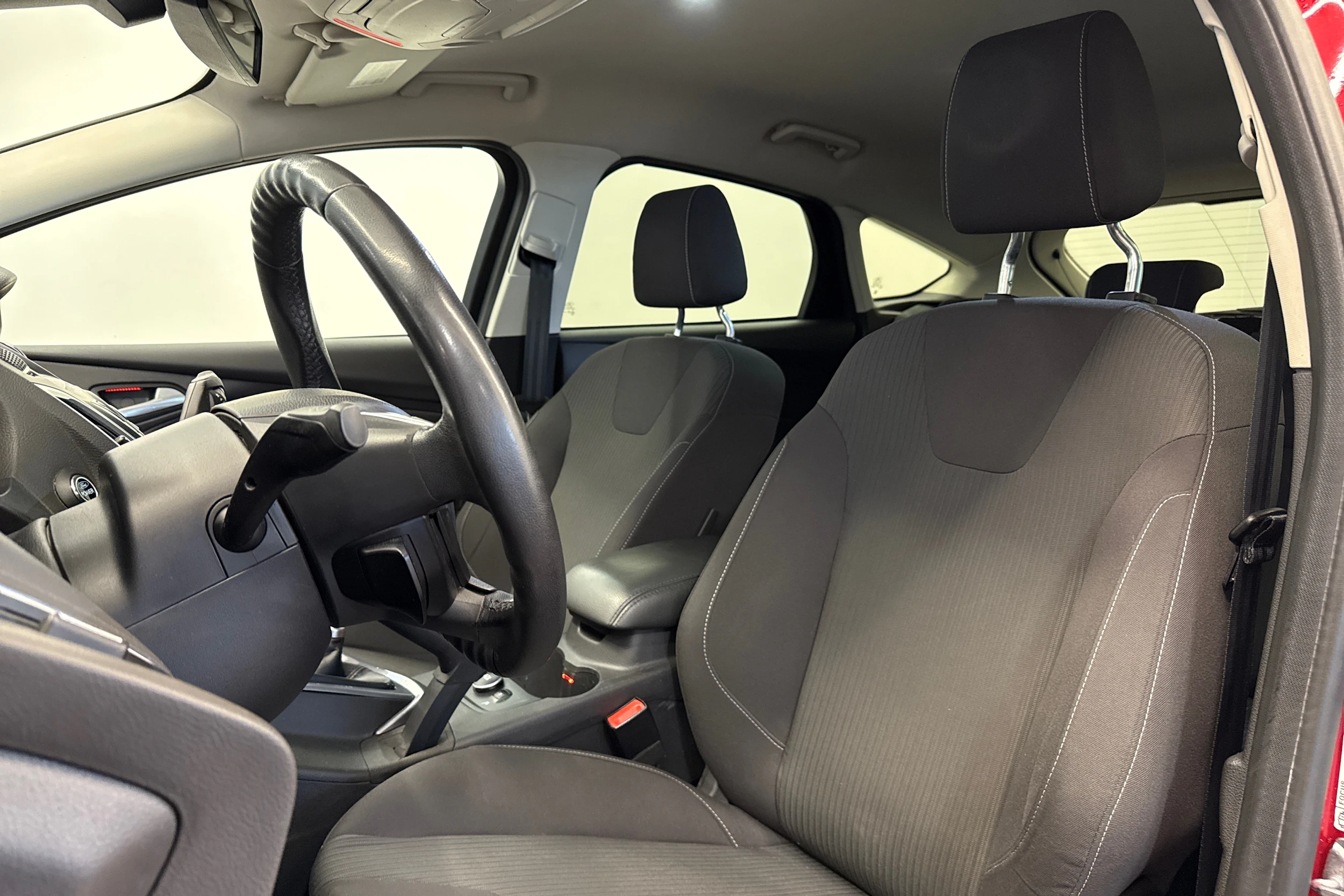 punainen Ford Focus 2011 kuva 13.