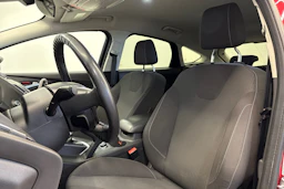 punainen Ford Focus 2011 kuva 13.