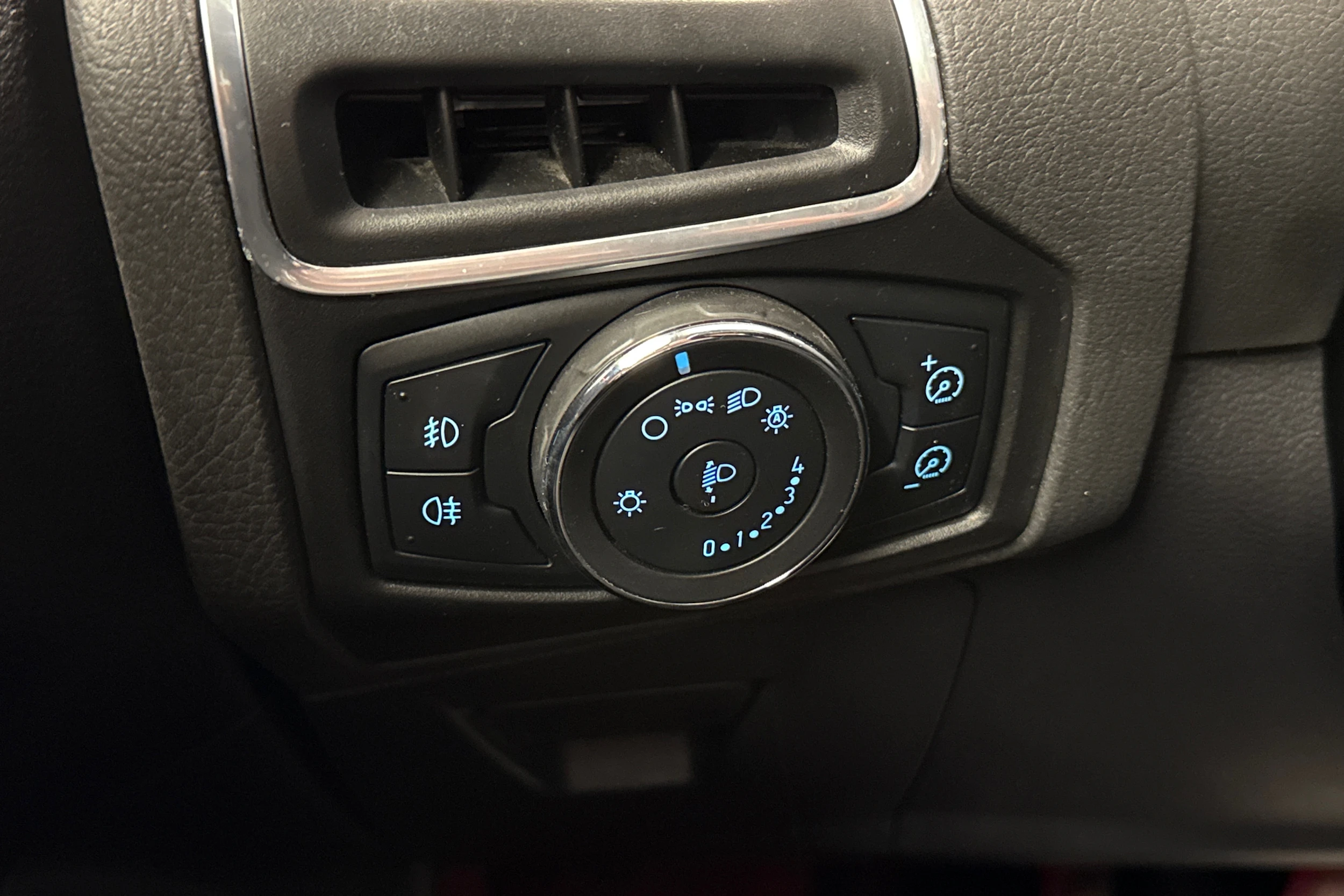punainen Ford Focus 2011 kuva 17.