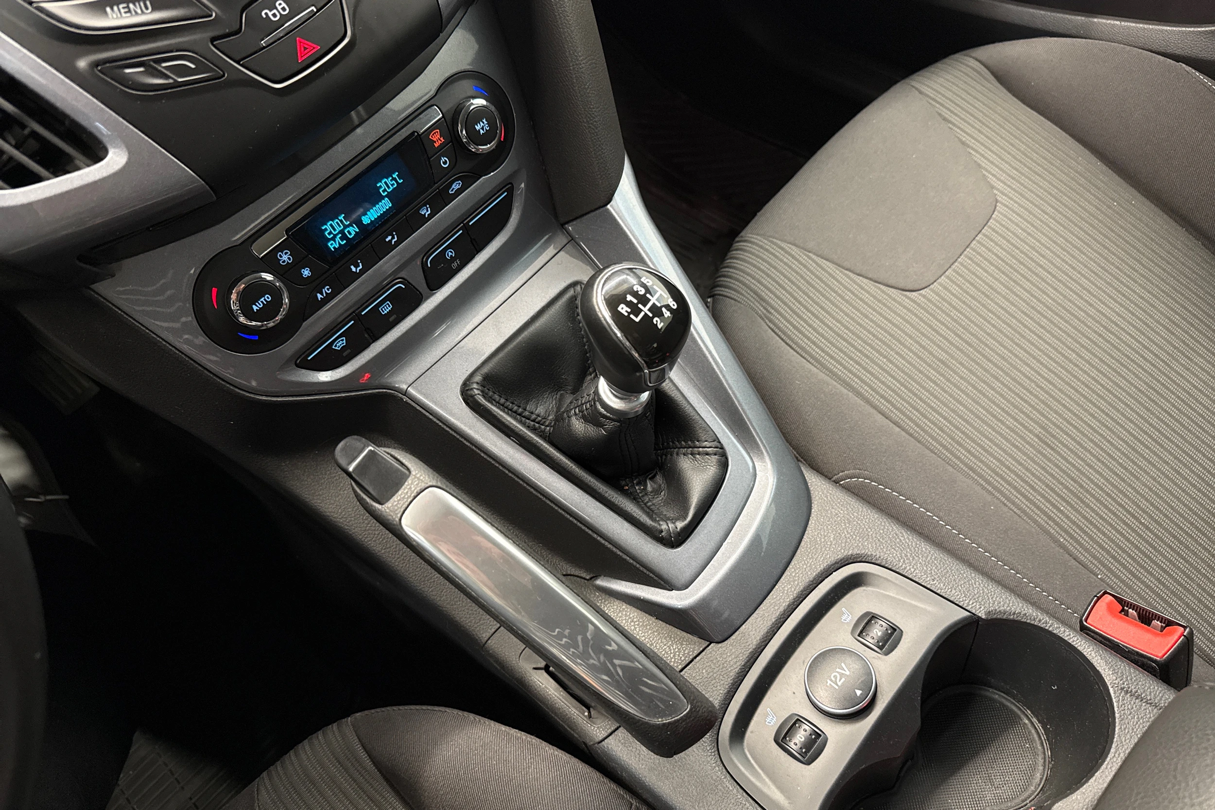 punainen Ford Focus 2011 kuva 18.