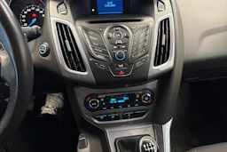 punainen Ford Focus 2011 kuva 19.