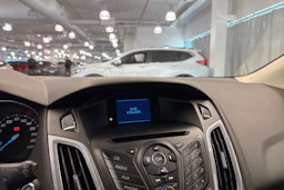 punainen Ford Focus 2011 kuva 20.