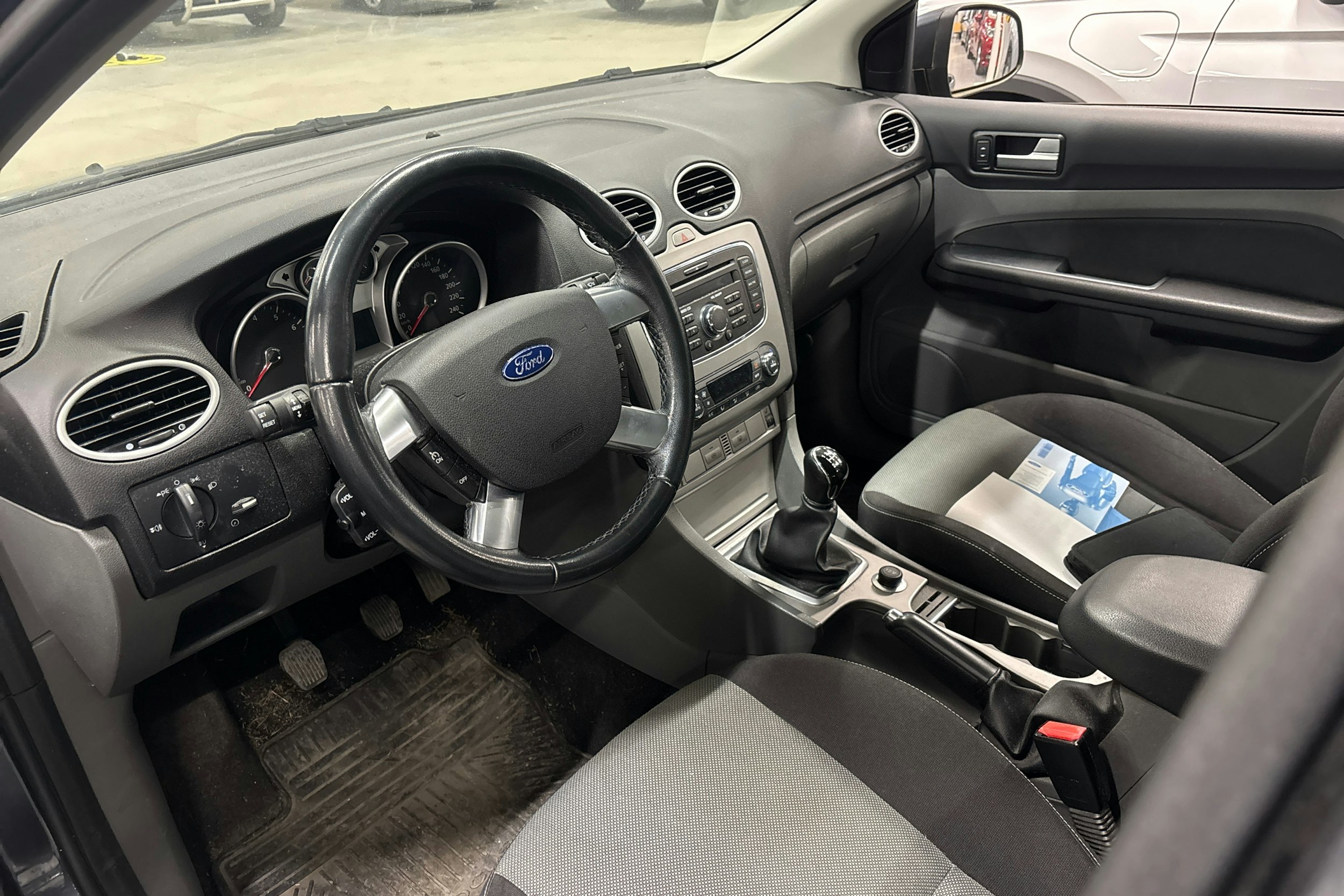 harmaa Ford Focus 2011 kuva 3.