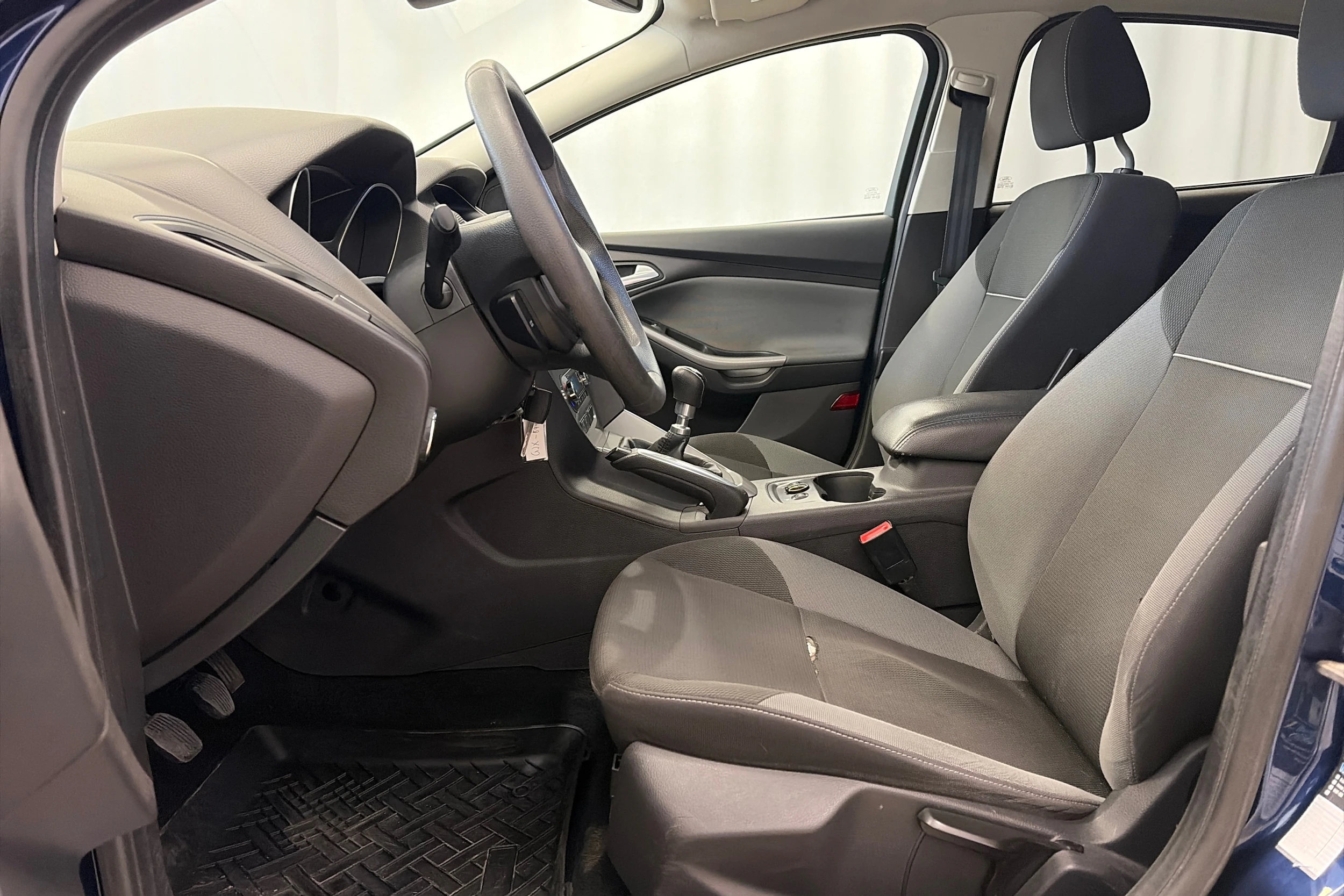 sininen Ford Focus 2011 kuva 16.