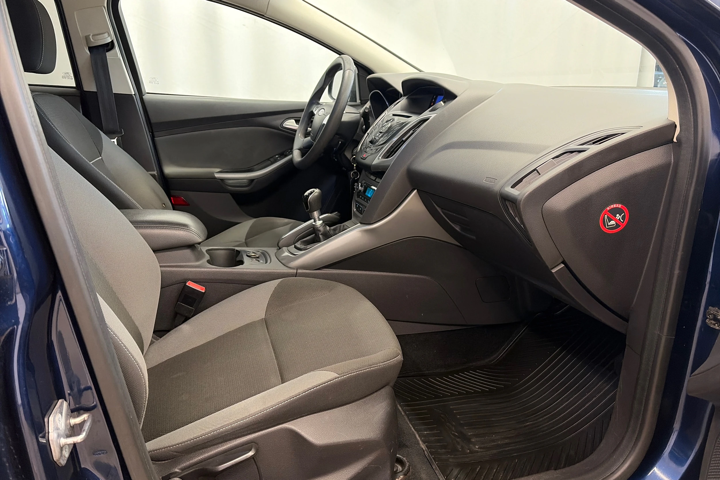 sininen Ford Focus 2011 kuva 17.