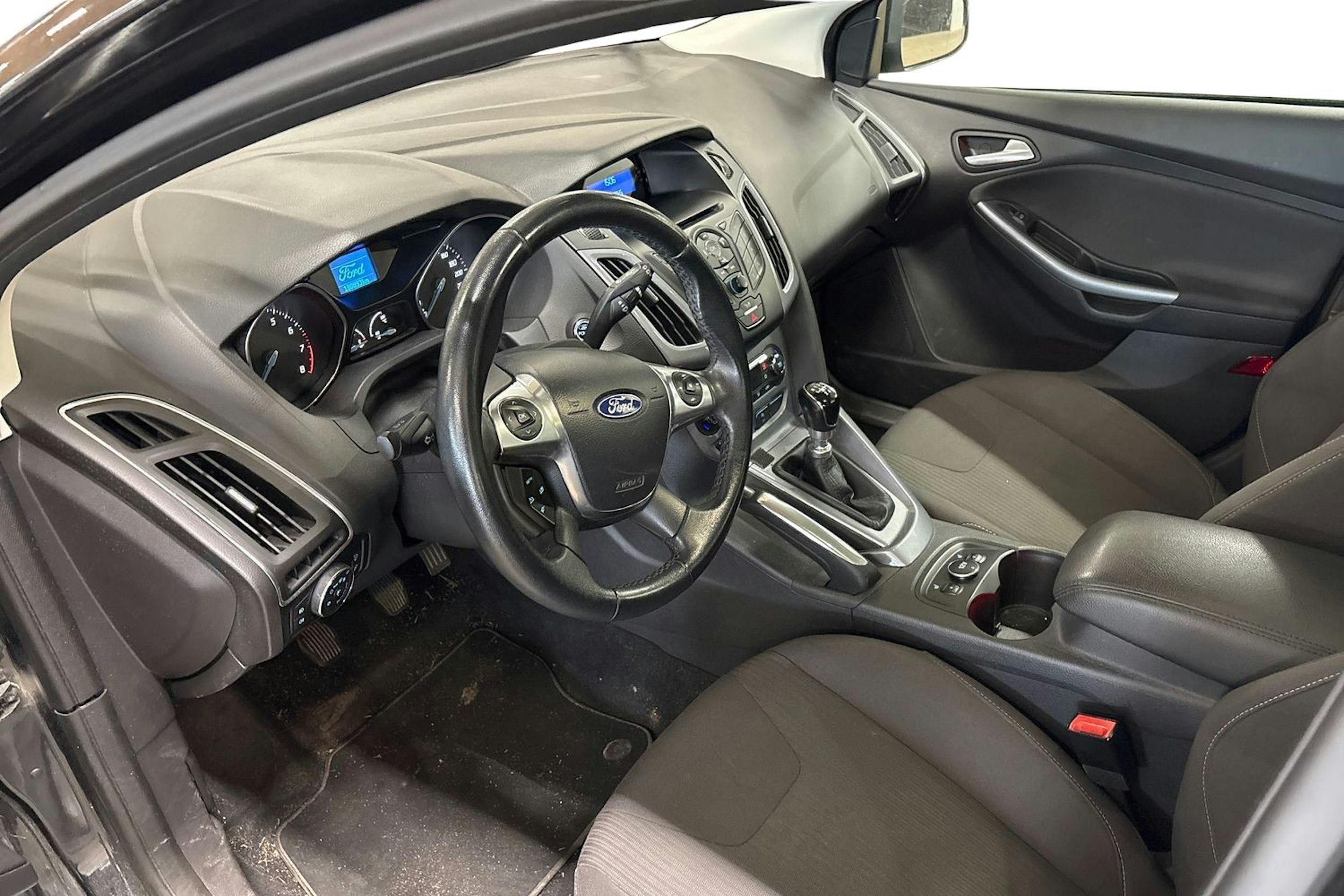 musta Ford Focus 2011 kuva 3.