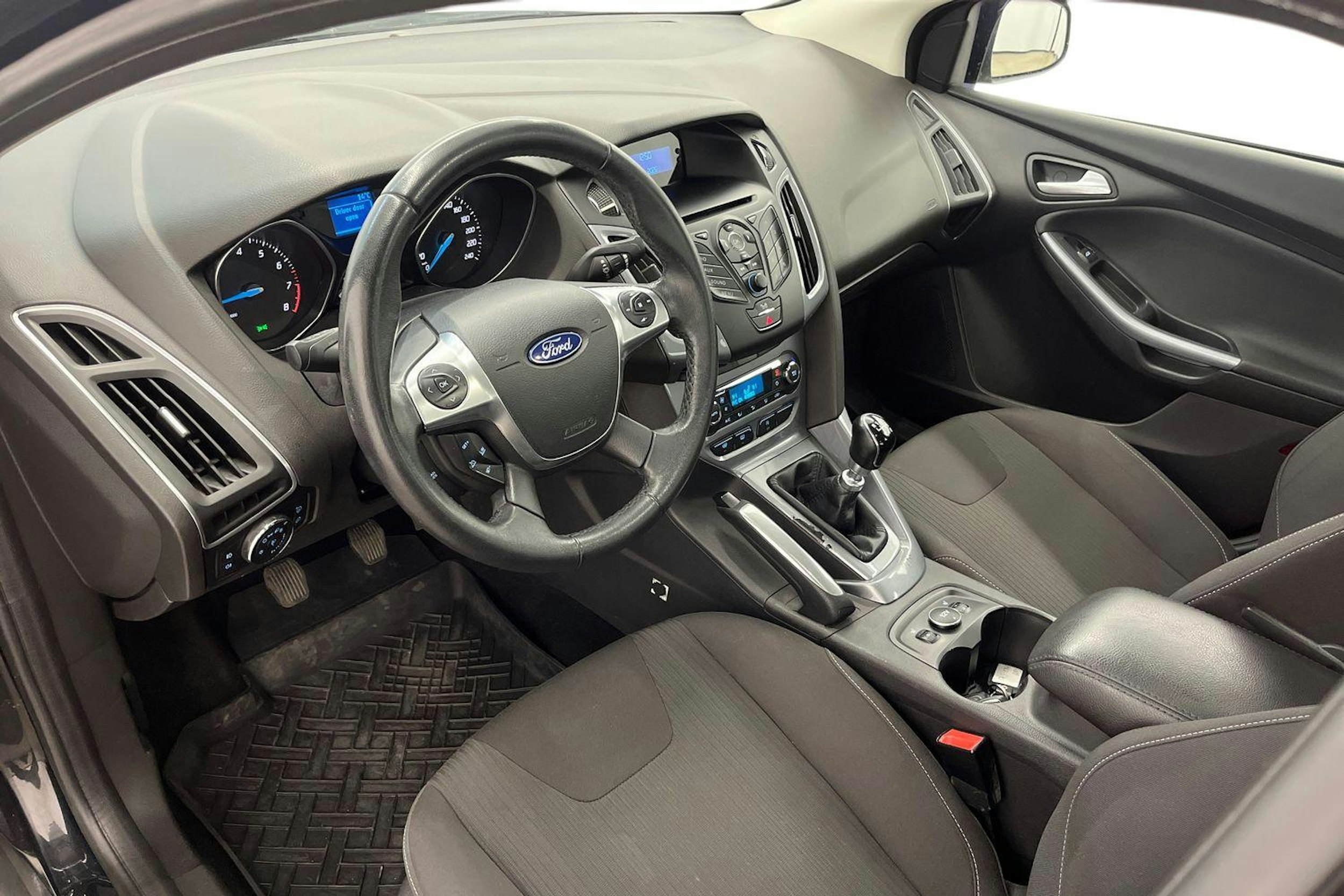 Musta Ford FOCUS 2011 kuva 7.