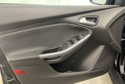 Musta Ford FOCUS 2011 kuva 14.