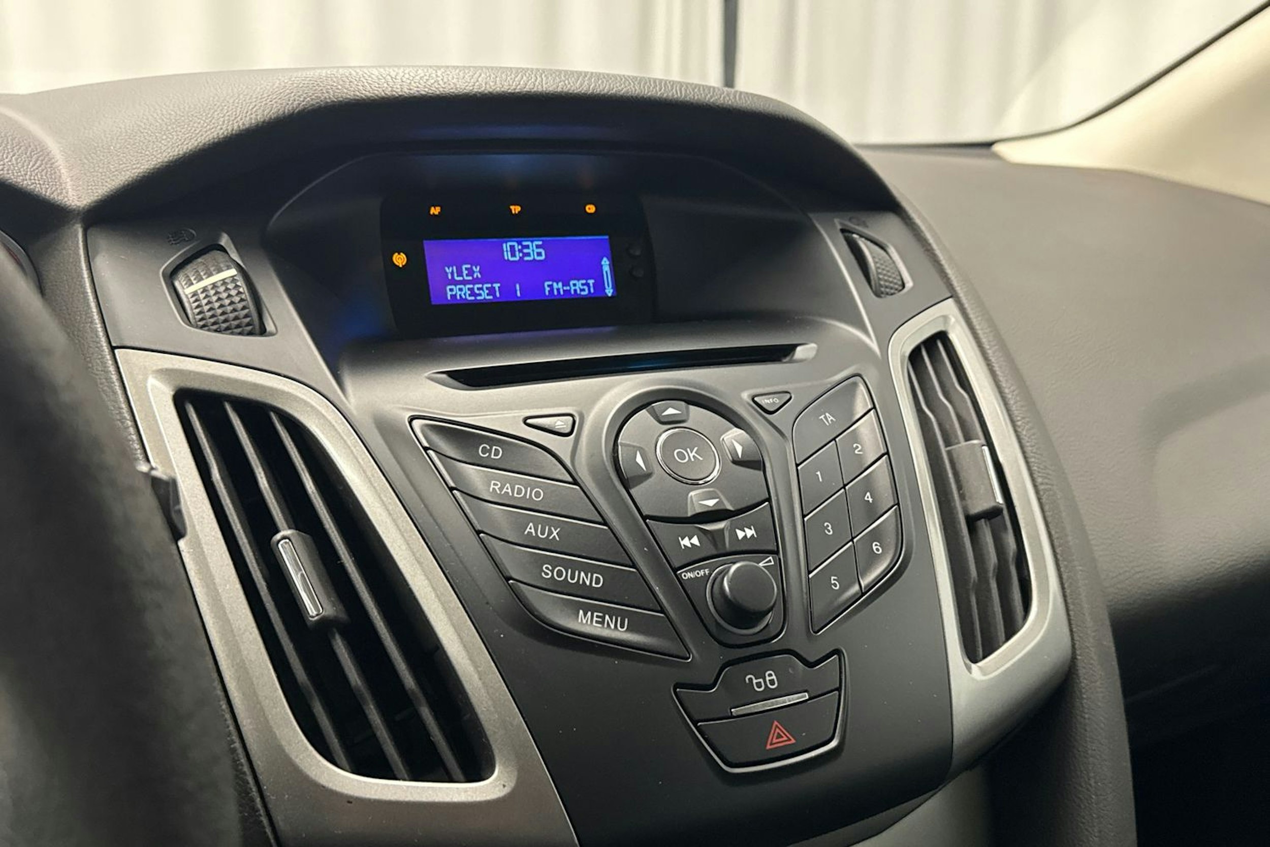 harmaa Ford Focus 2012 kuva 17.